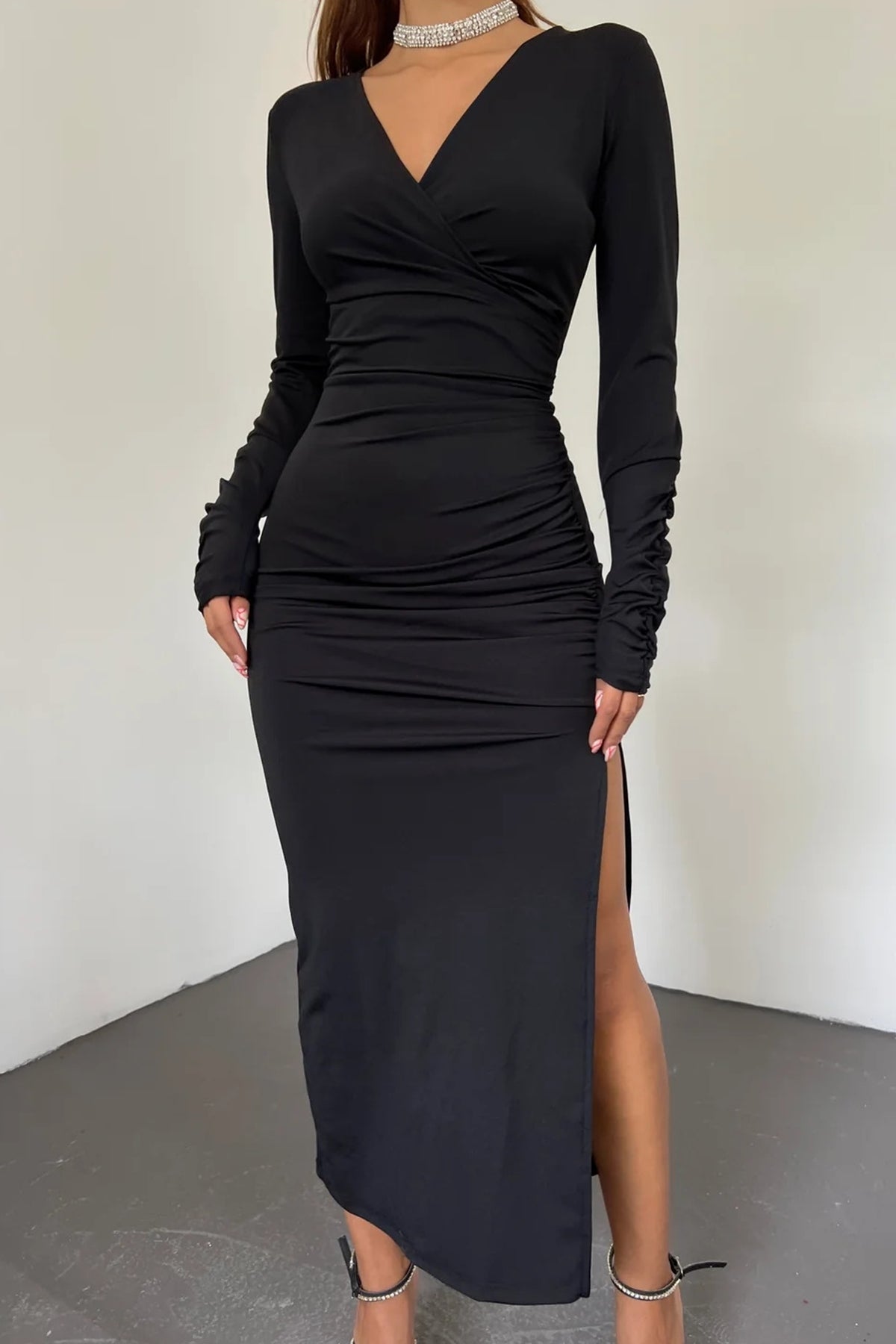 Wickelkleid mit Schlitz und langen Ärmeln