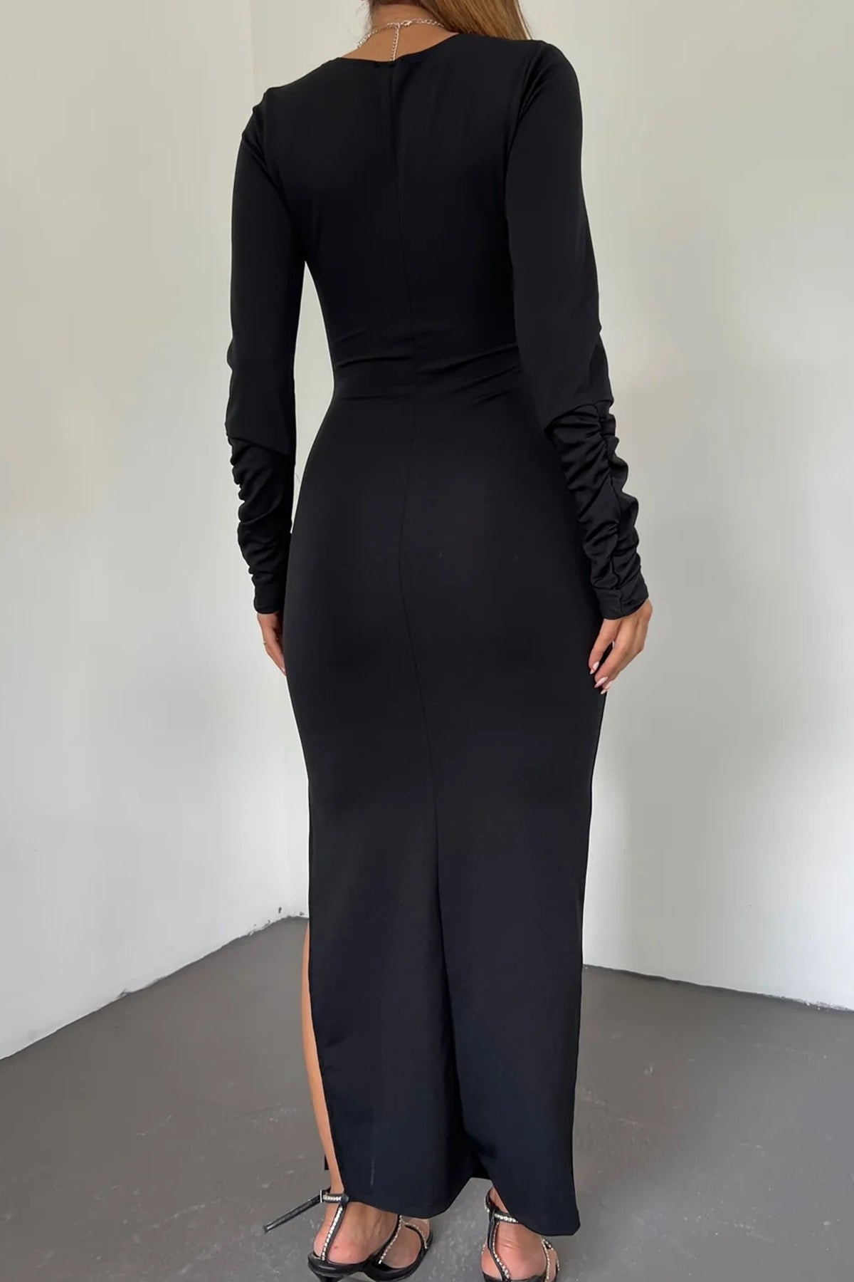 Wickelkleid mit Schlitz und langen Ärmeln