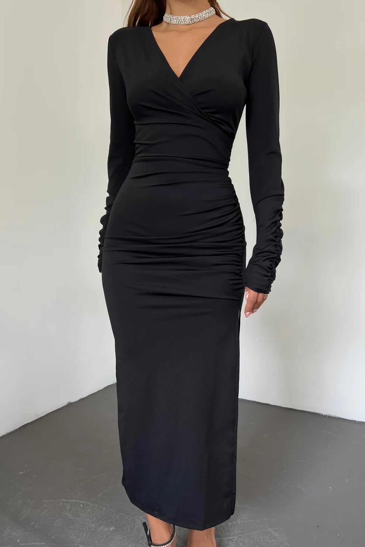 Wickelkleid mit Schlitz und langen Ärmeln