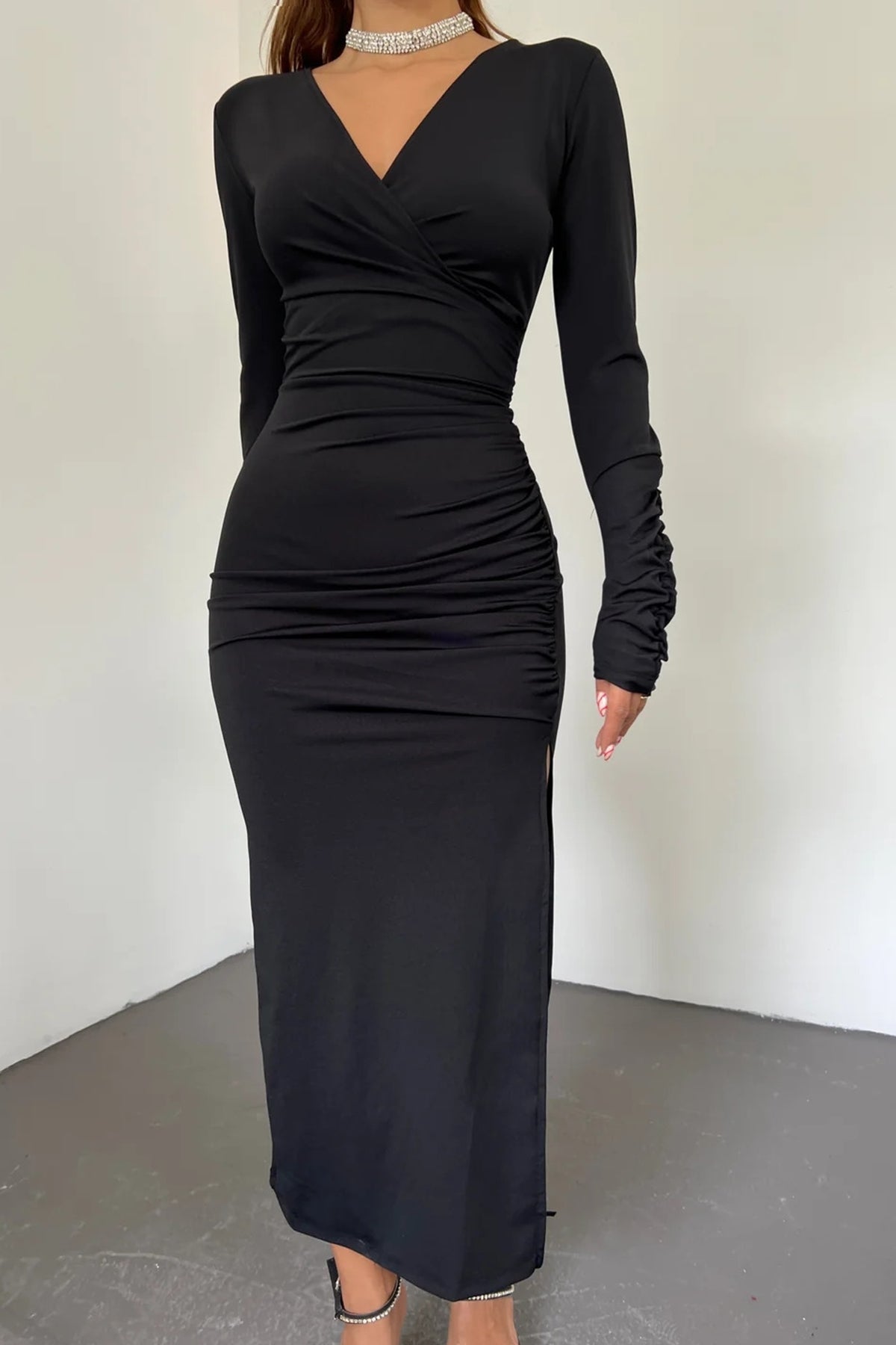 Wickelkleid mit Schlitz und langen Ärmeln