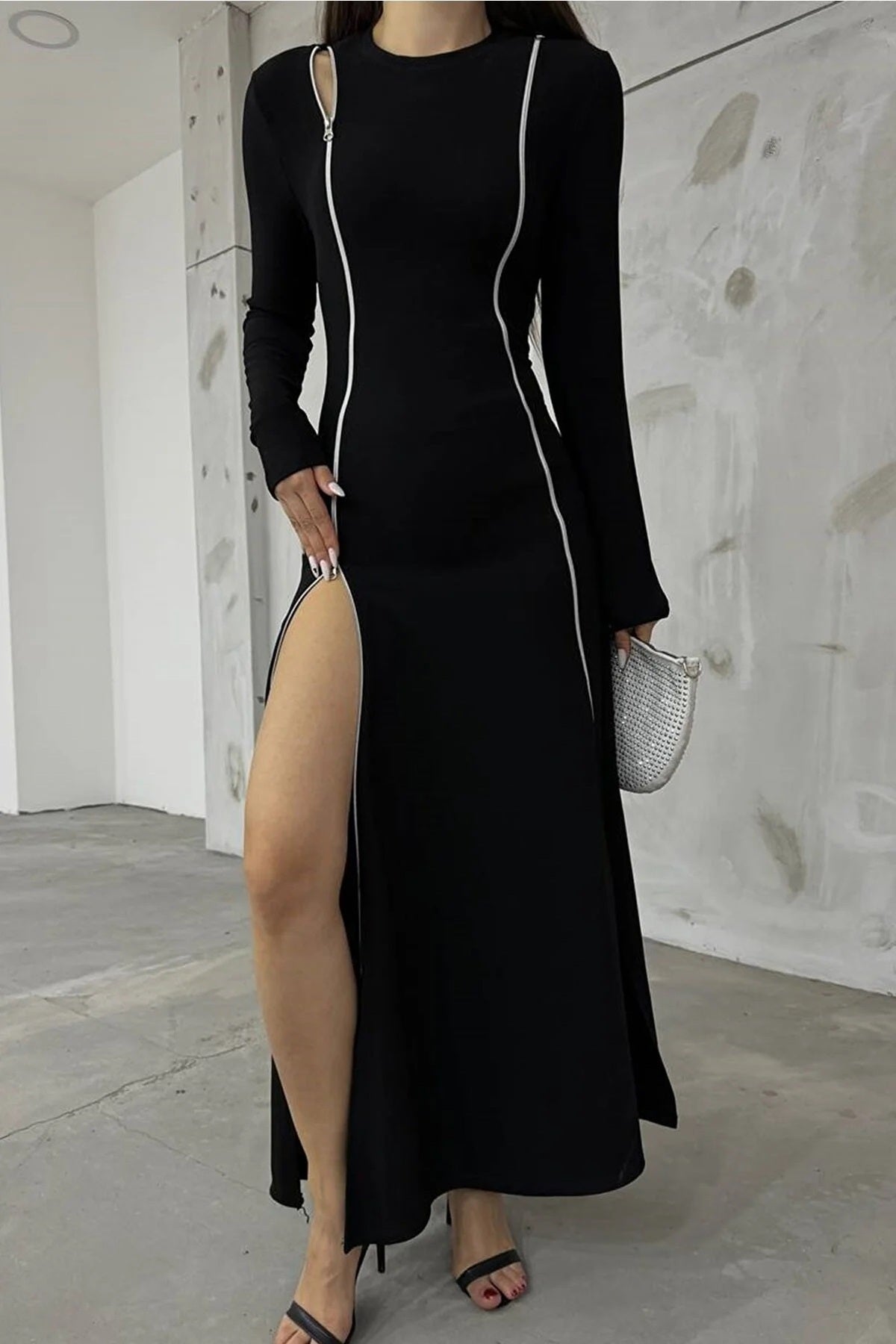 Langärmeliges, verstellbares Kleid mit Reißverschluss und Schlitzdetail.
