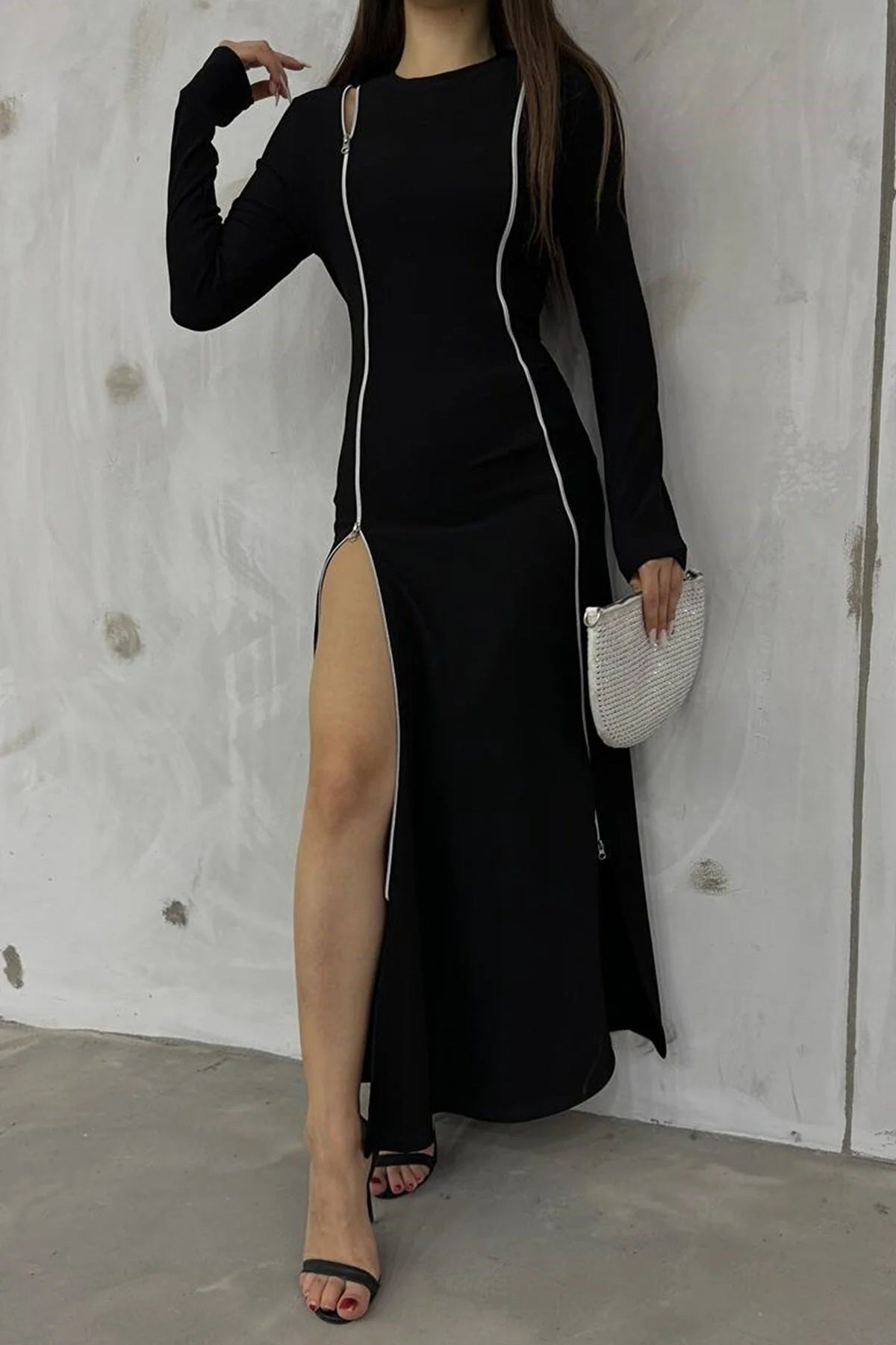 Langärmeliges, verstellbares Kleid mit Reißverschluss und Schlitzdetail.