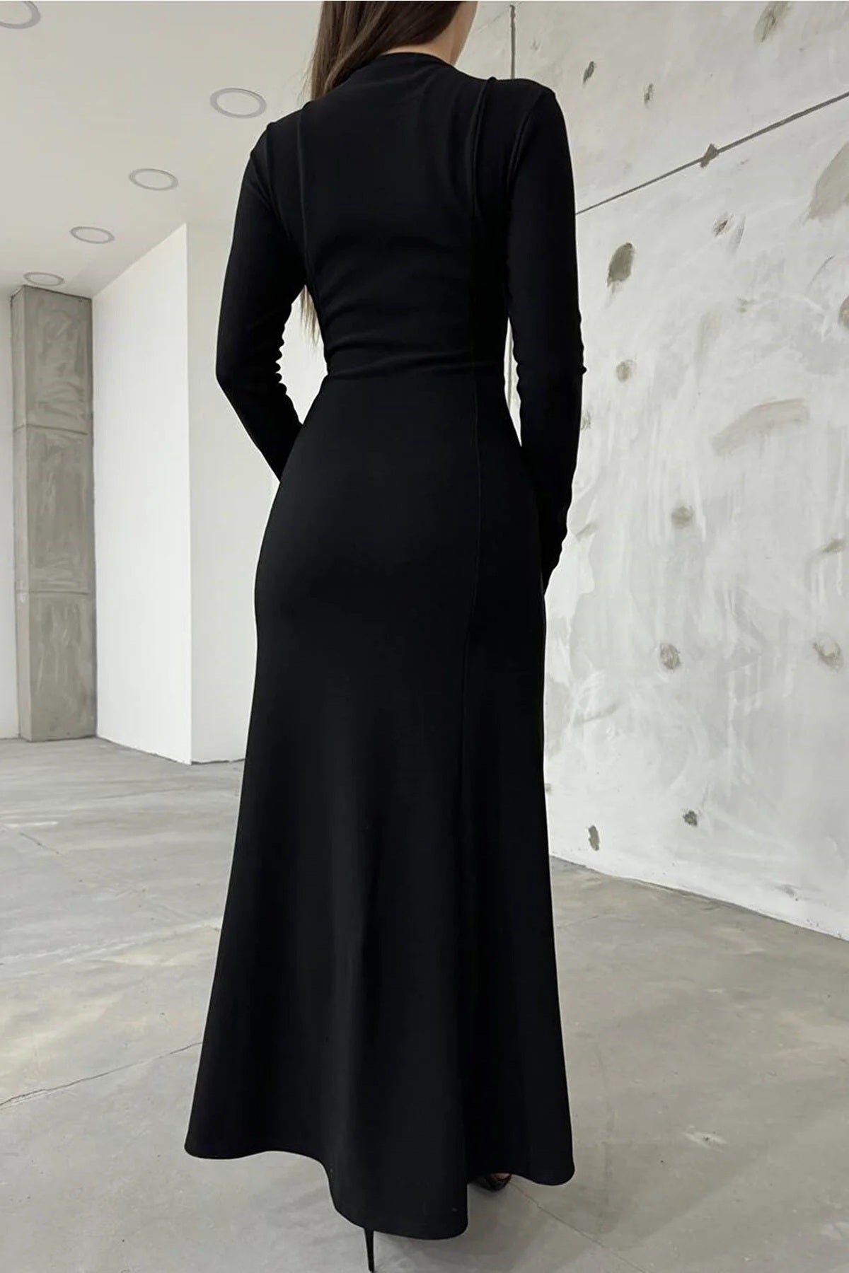 Langärmeliges, verstellbares Kleid mit Reißverschluss und Schlitzdetail.