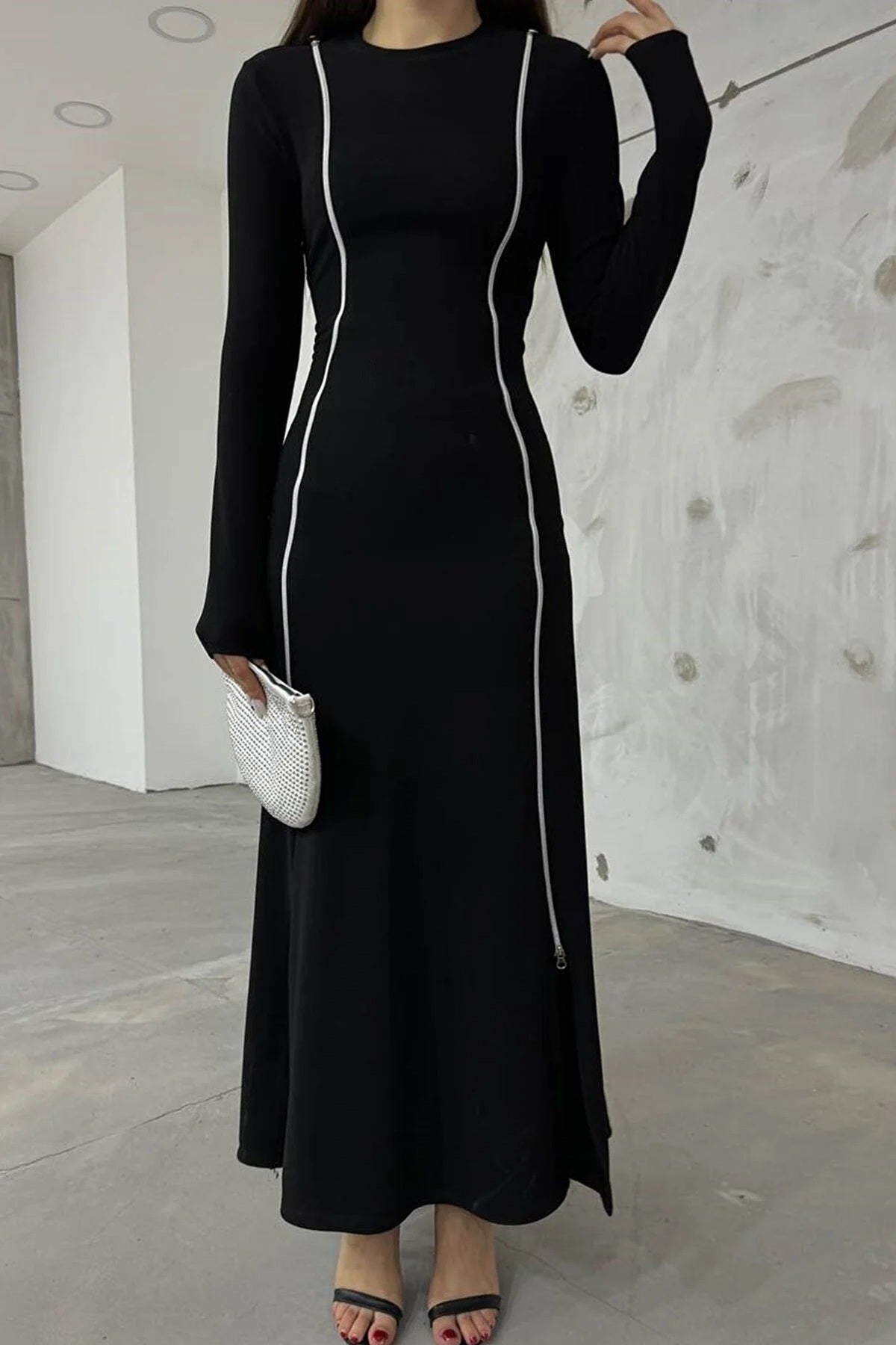 Langärmeliges, verstellbares Kleid mit Reißverschluss und Schlitzdetail.