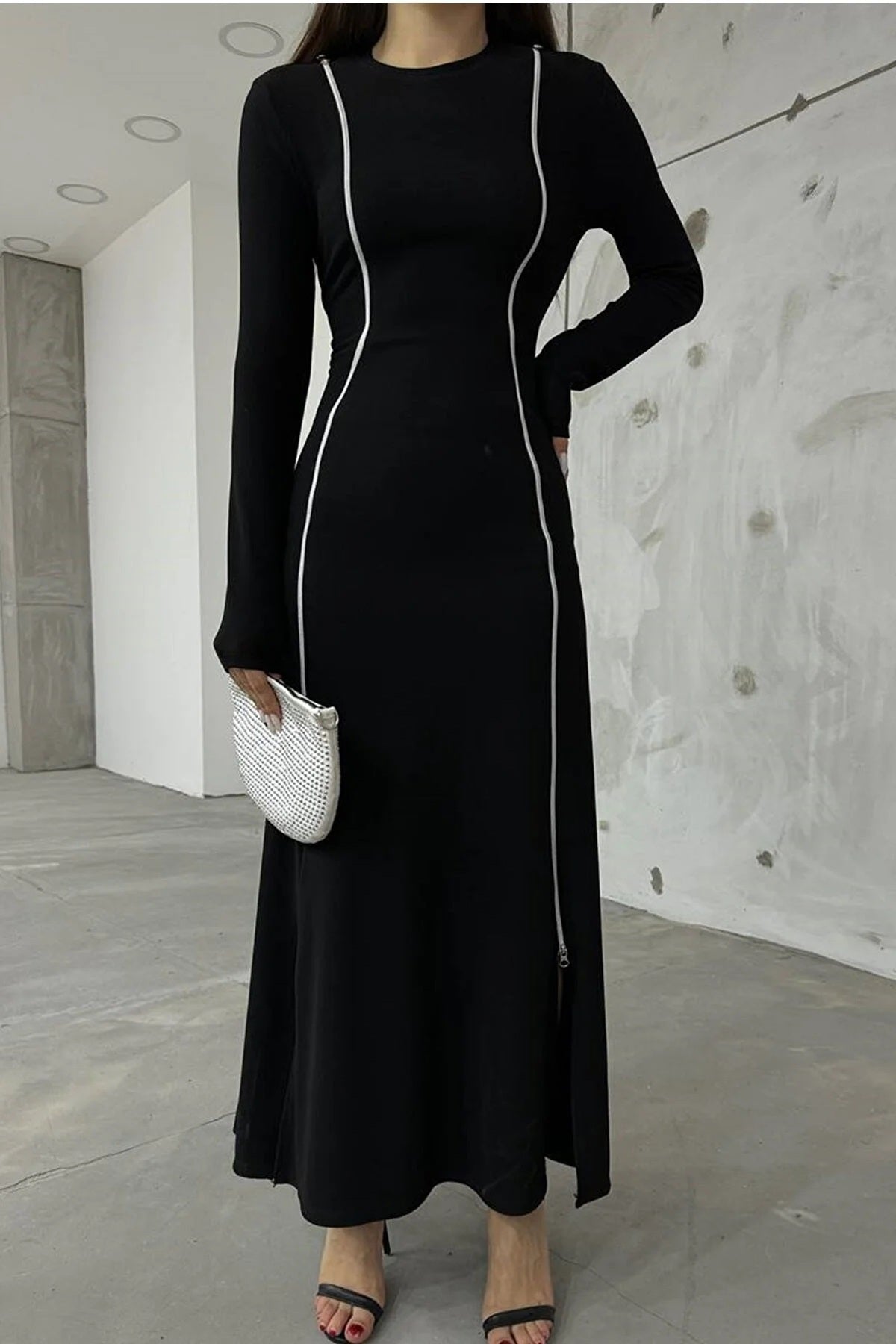 Langärmeliges, verstellbares Kleid mit Reißverschluss und Schlitzdetail.
