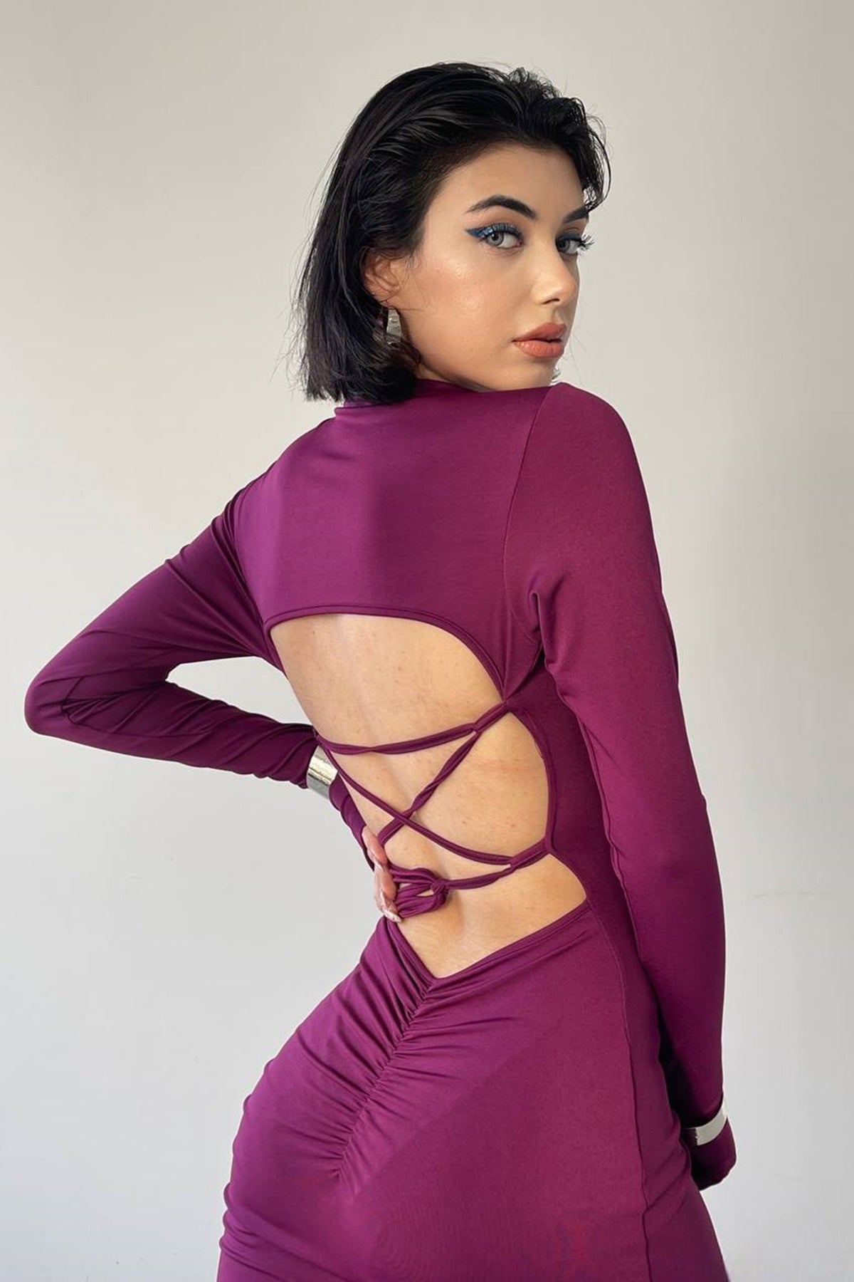 Langärmeliges Kleid mit Schlitz