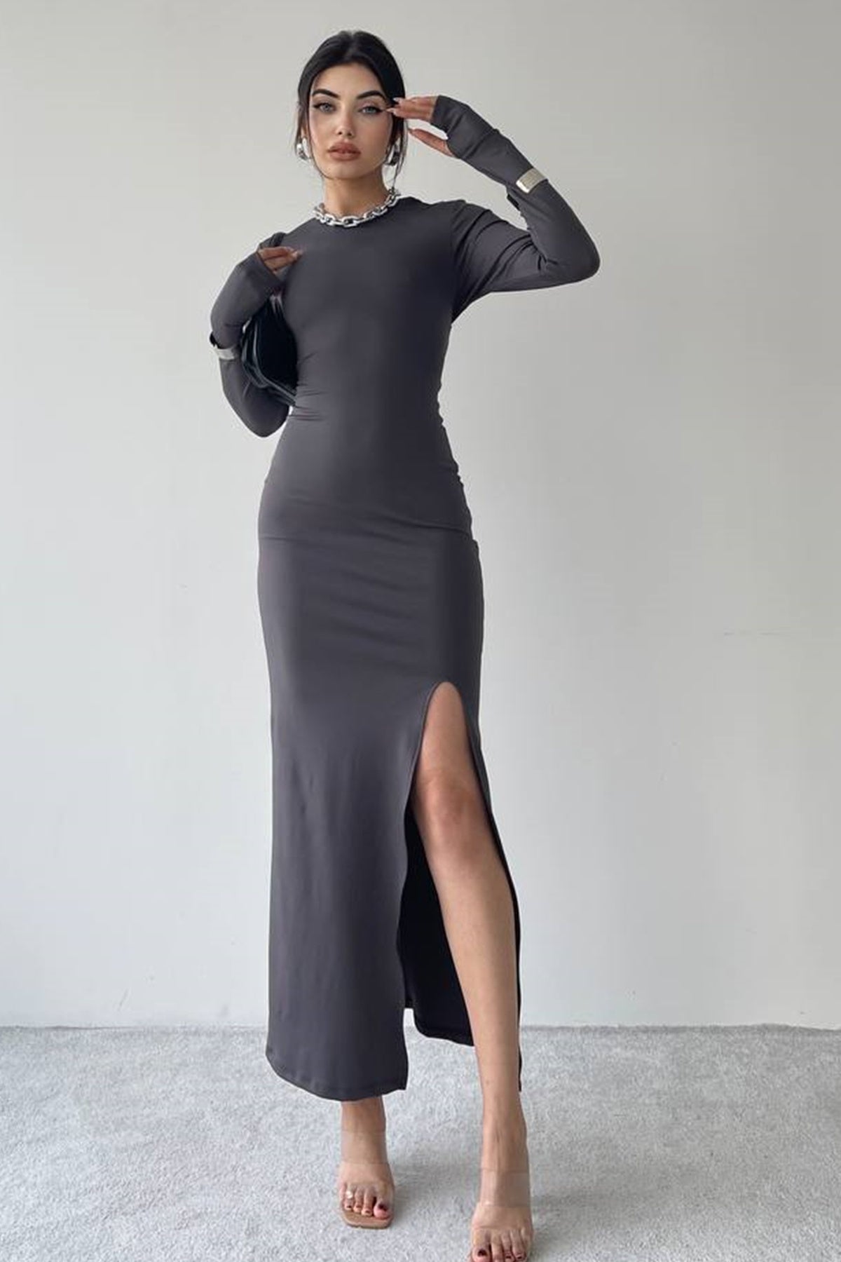 Langärmeliges Kleid mit Schlitz