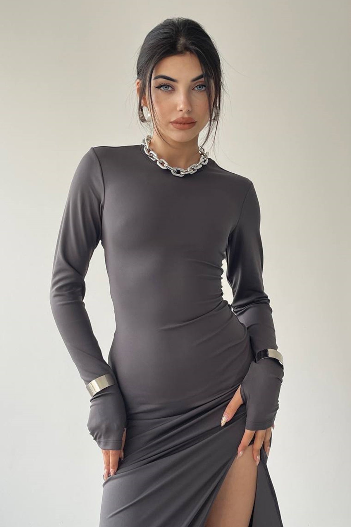 Langärmeliges Kleid mit Schlitz
