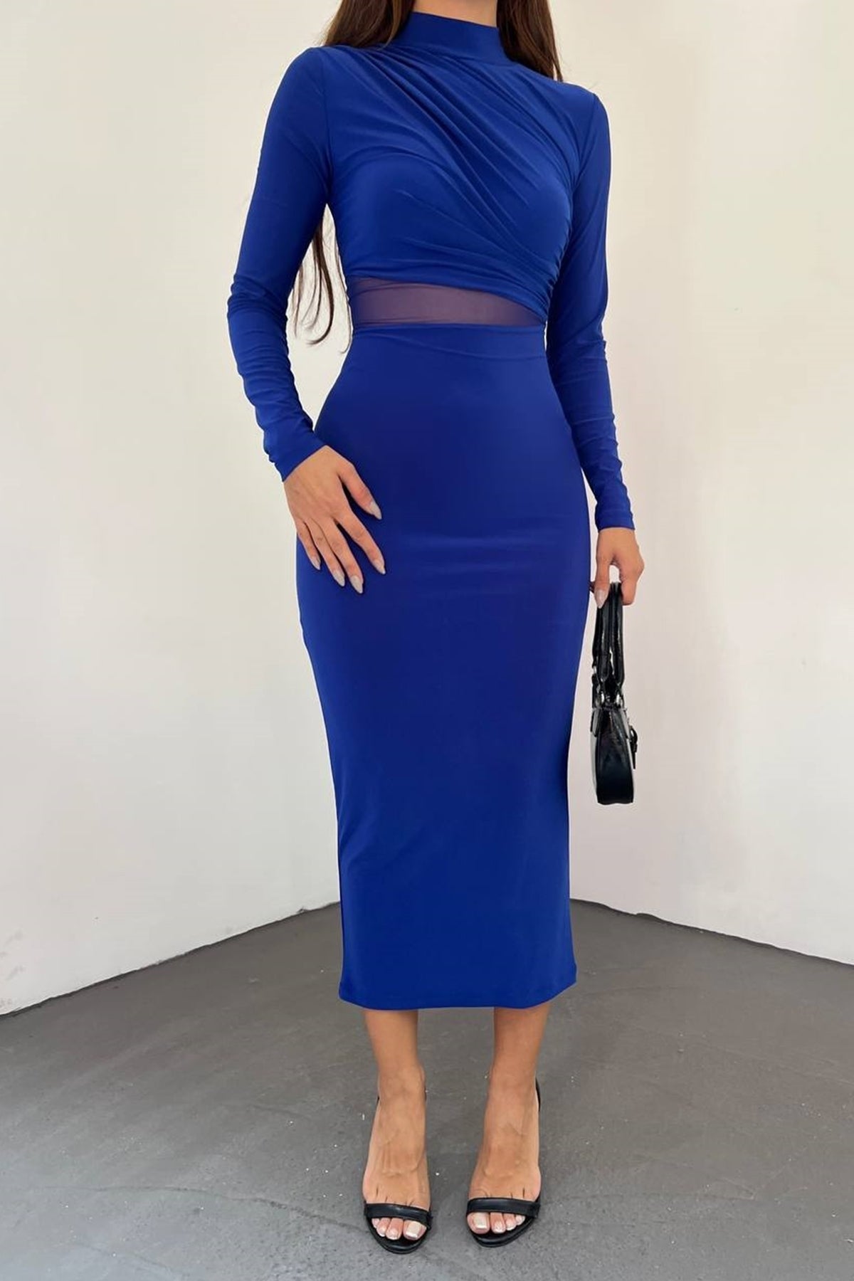 Midikleid mit hohem Kragen und langen Ärmeln