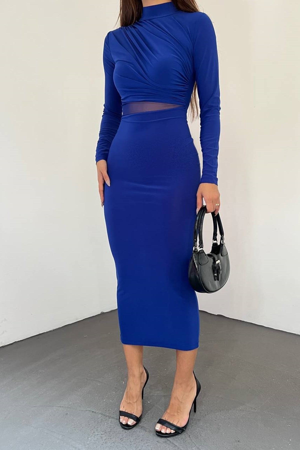 Midikleid mit hohem Kragen und langen Ärmeln