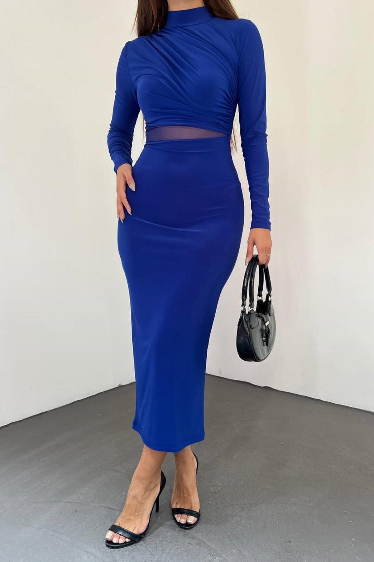 Midikleid mit hohem Kragen und langen Ärmeln