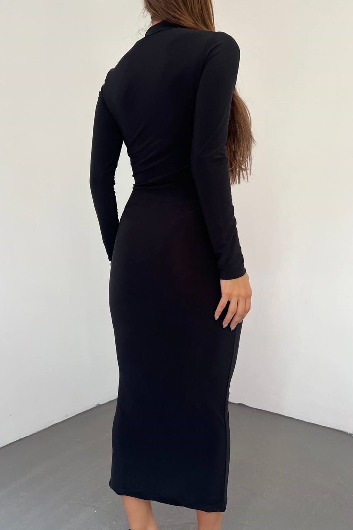 Kleid in Midi-Länge mit hohem Kragen und langen Ärmeln
