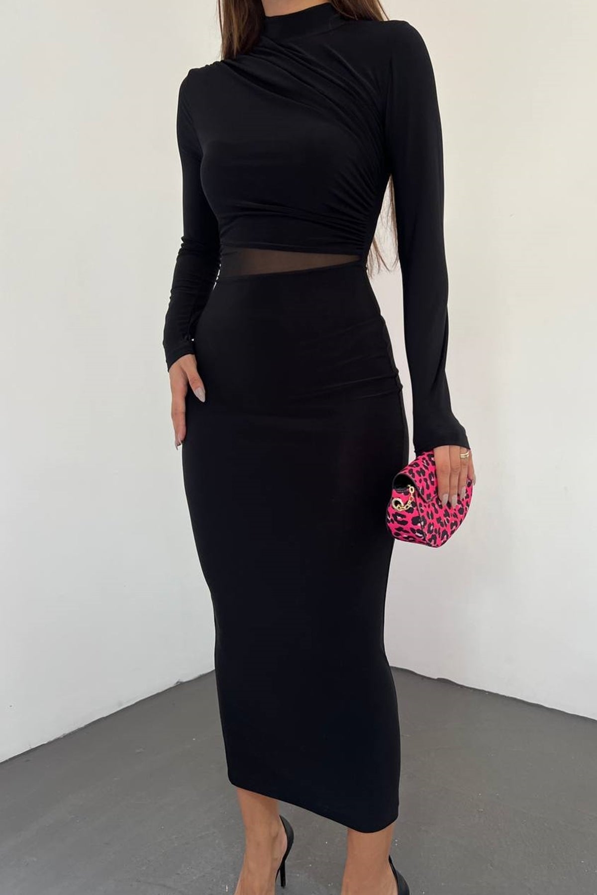 Kleid in Midi-Länge mit hohem Kragen und langen Ärmeln