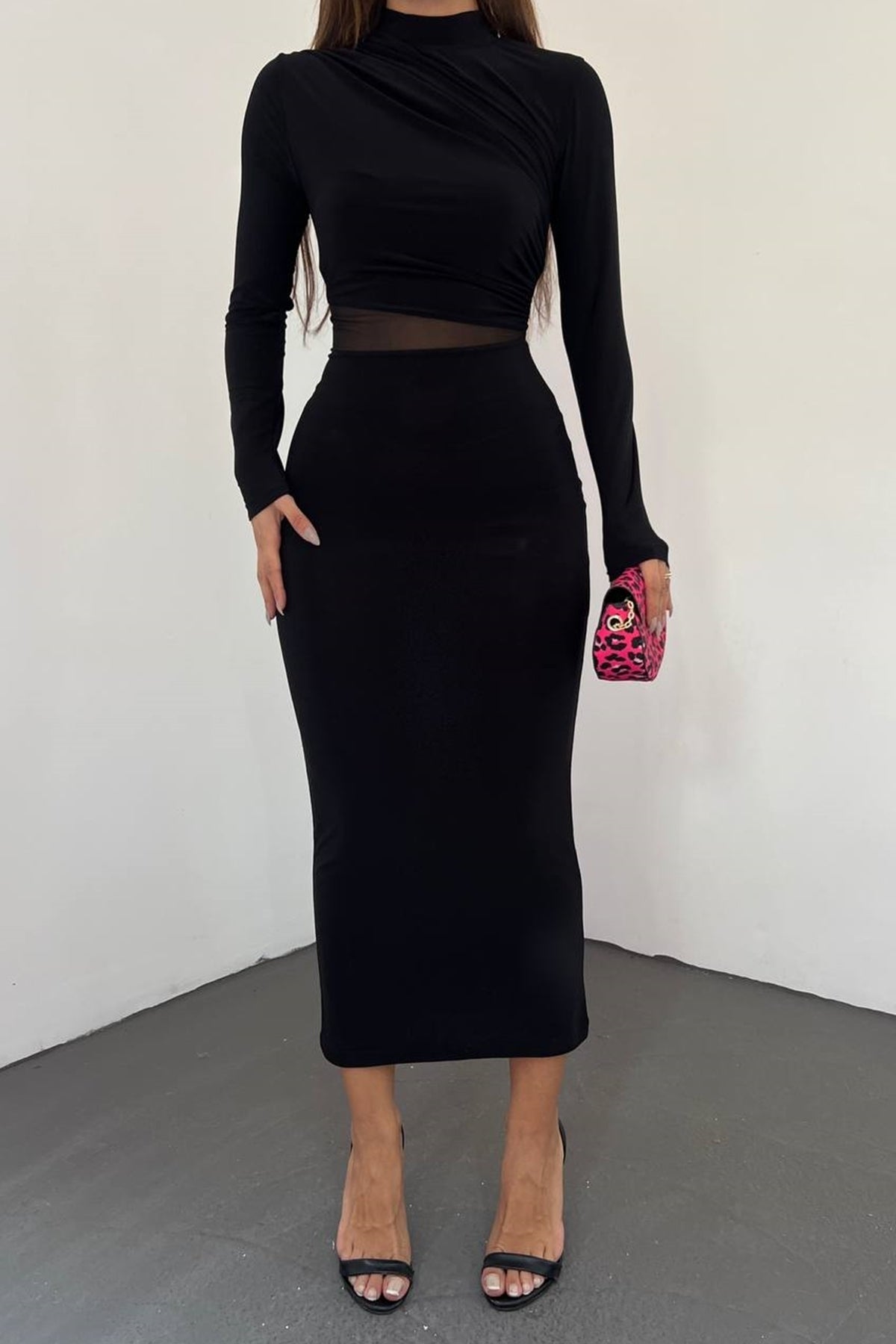 Kleid in Midi-Länge mit hohem Kragen und langen Ärmeln