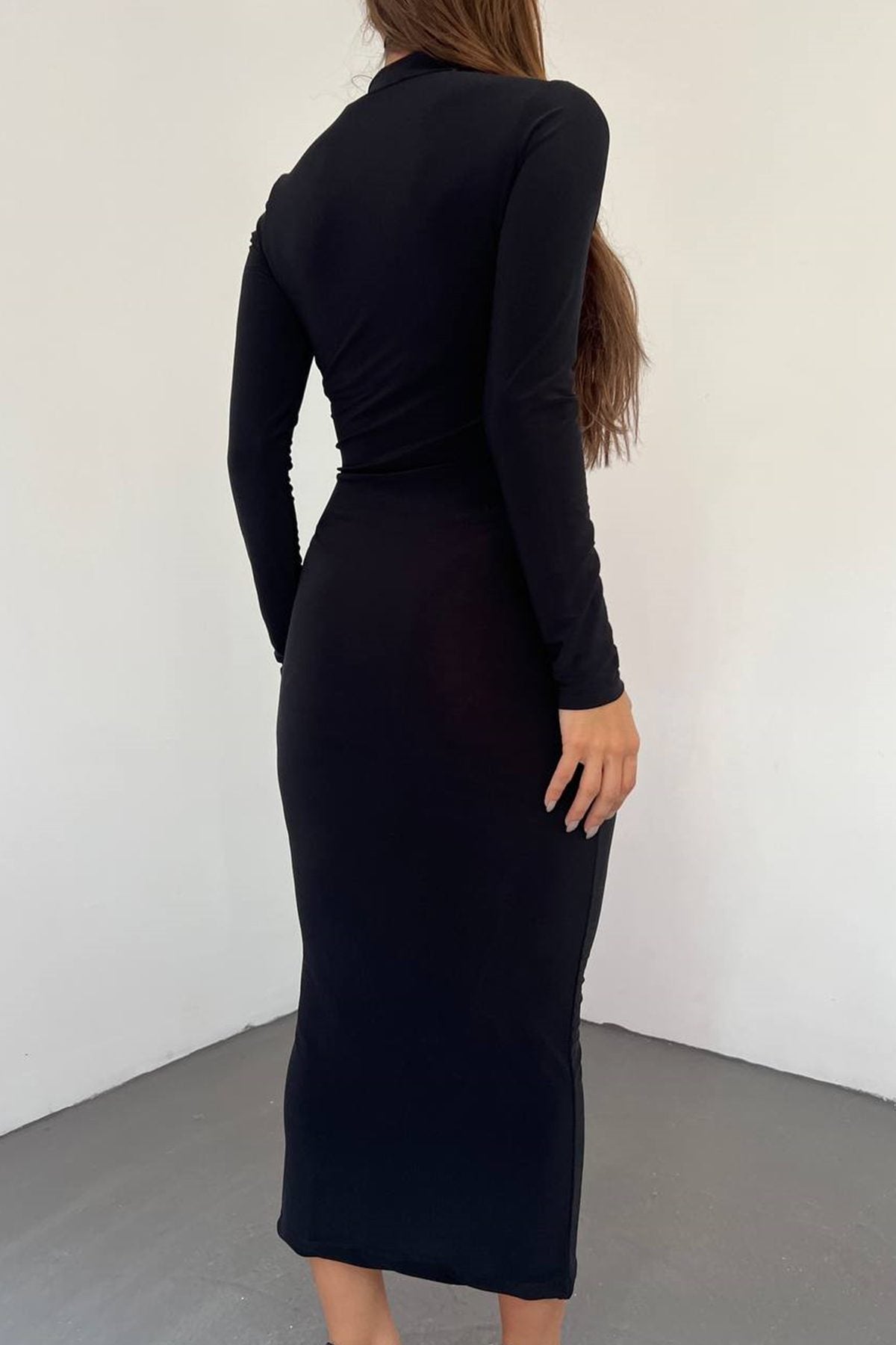 Kleid in Midi-Länge mit hohem Kragen und langen Ärmeln