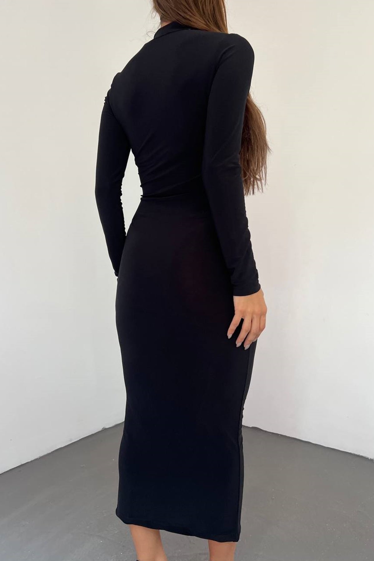 Kleid in Midi-Länge mit hohem Kragen und langen Ärmeln