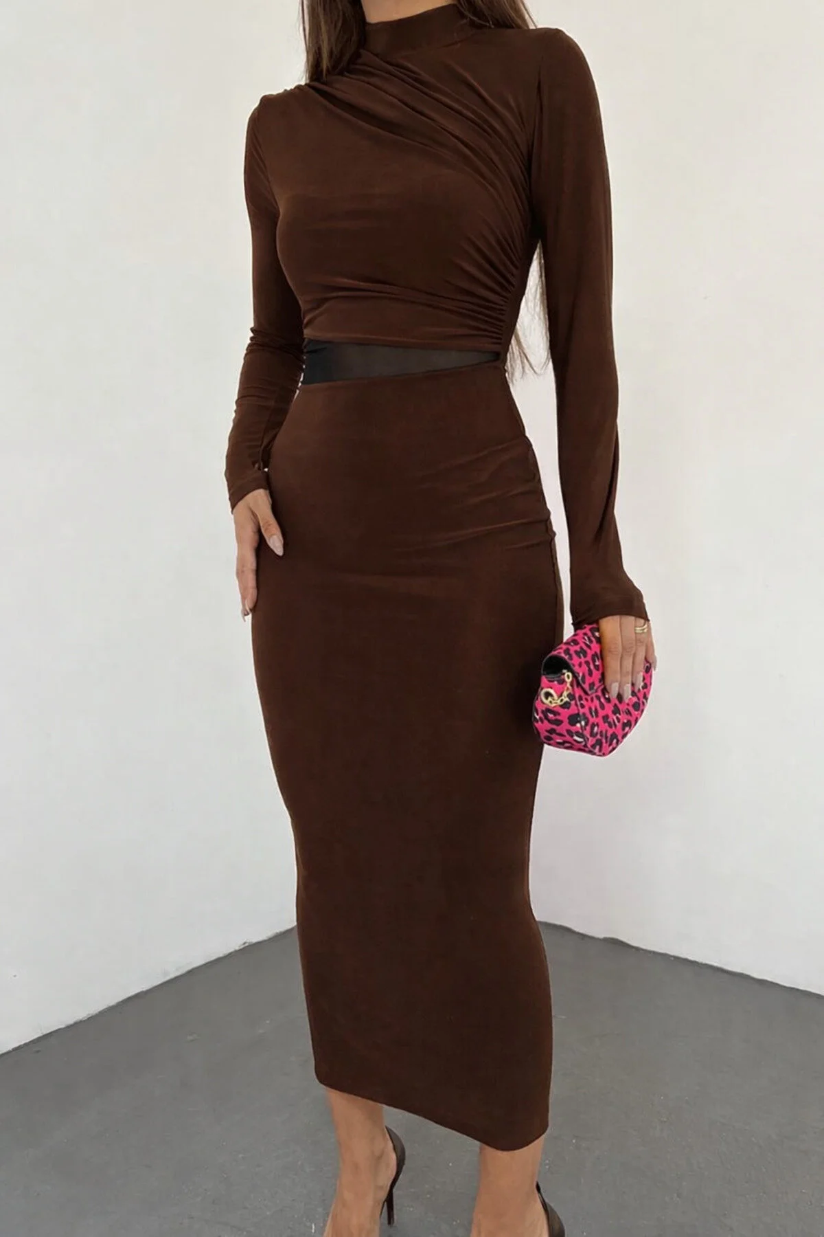 Kleid in Midi-Länge mit hohem Kragen und langen Ärmeln