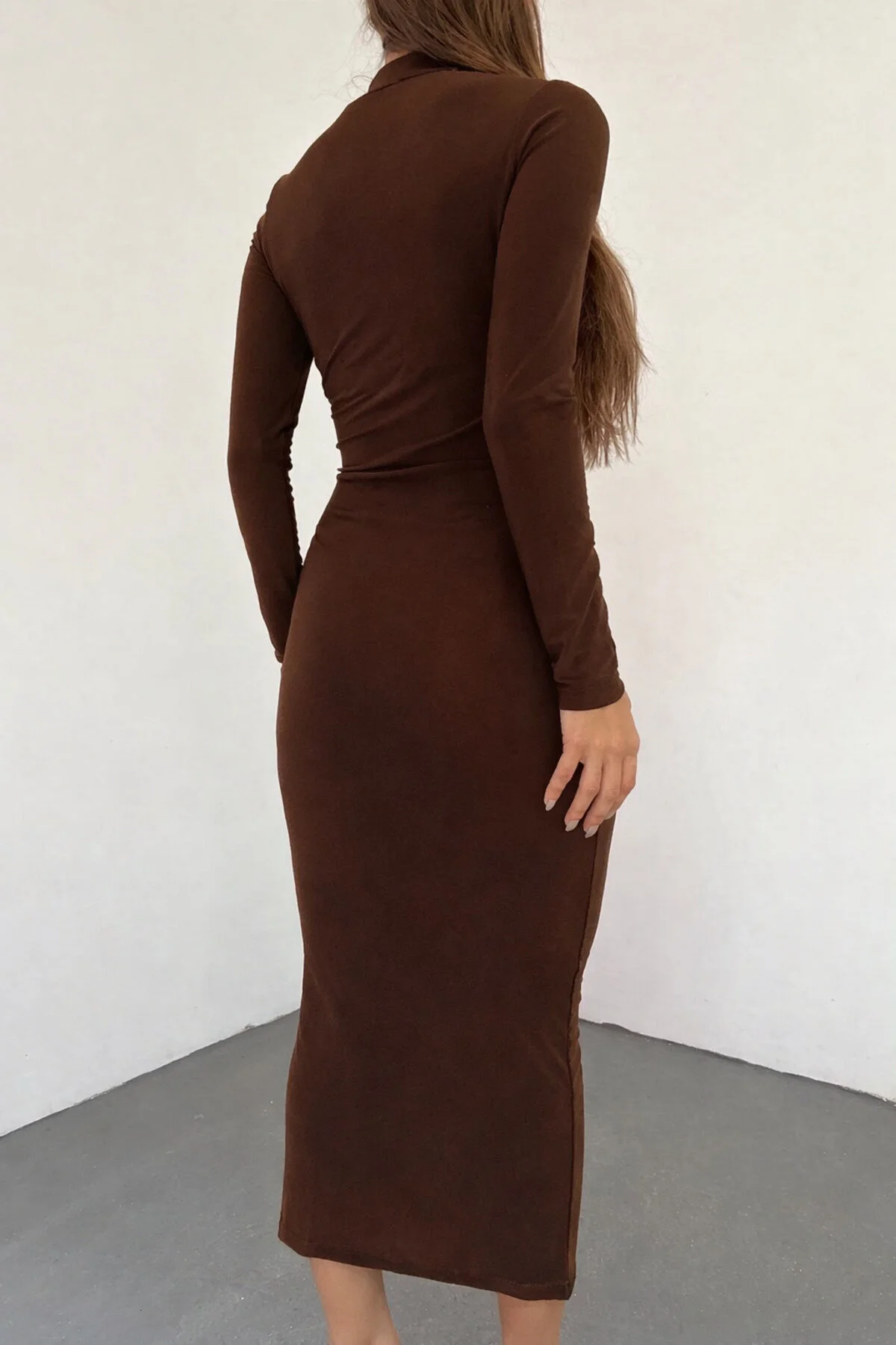 Kleid in Midi-Länge mit hohem Kragen und langen Ärmeln