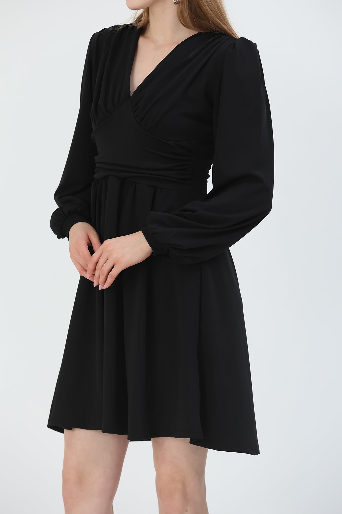 V-Ausschnitt, langärmeliges ausgestelltes Kleid