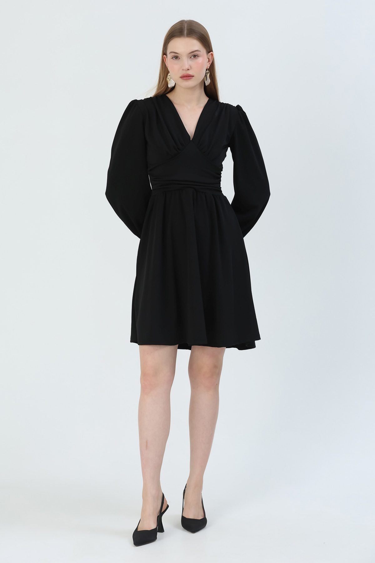V-Ausschnitt, langärmeliges ausgestelltes Kleid
