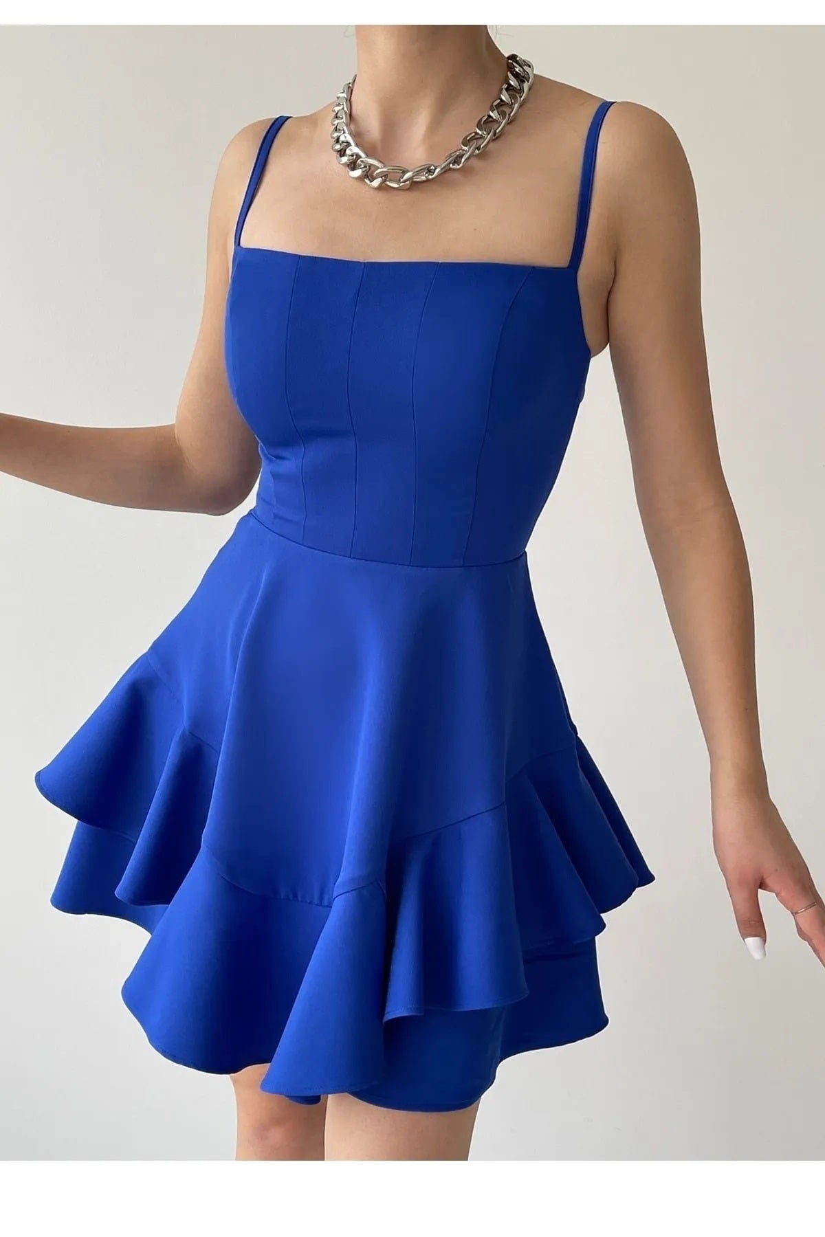 Kleid mit dünnen Trägern