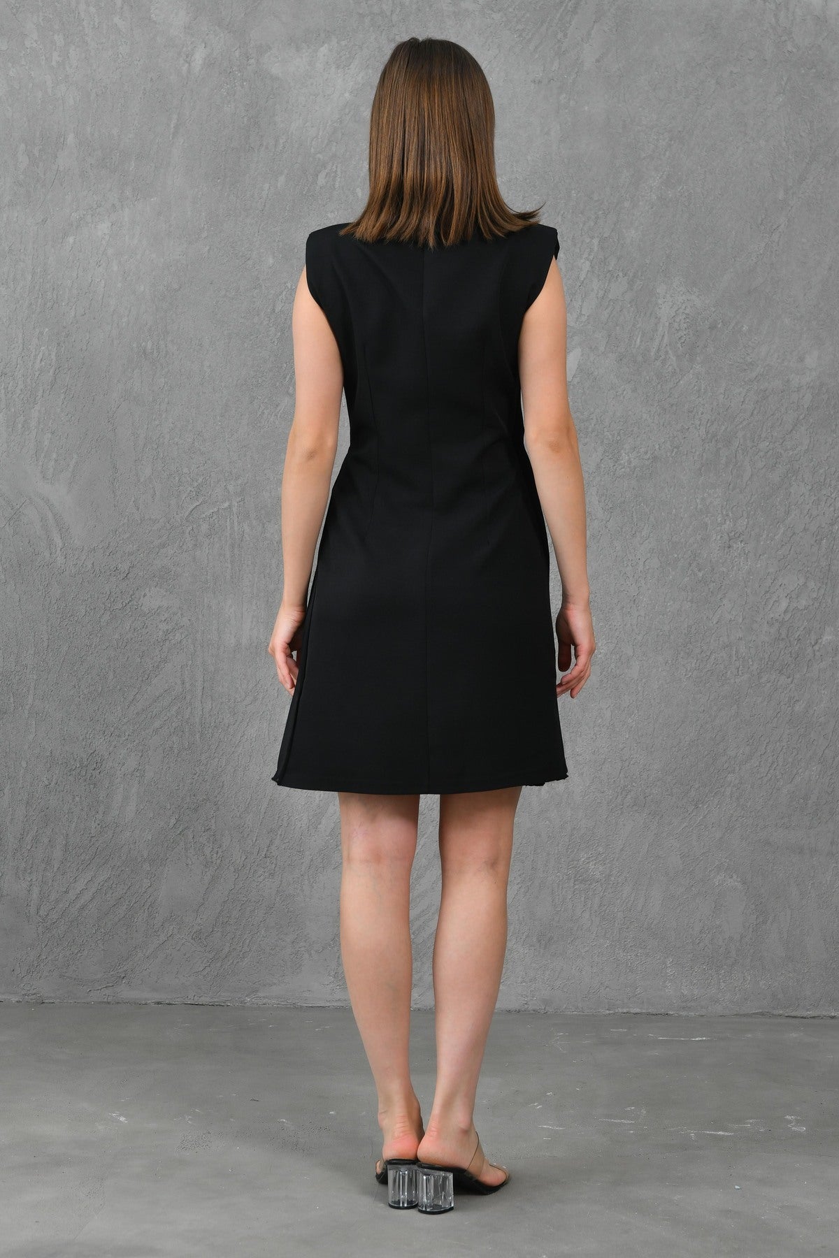 kurzes, ärmelloses Abendkleid mit doppelreihigem Jackettkragen
