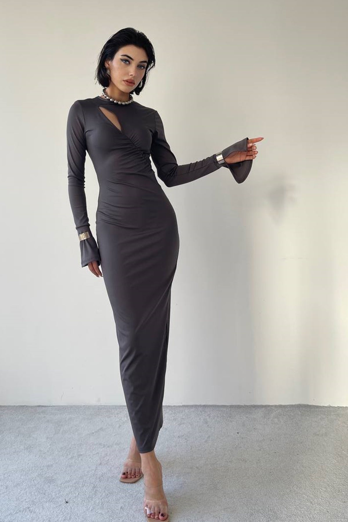 Langärmeliges Maxi-Abendkleid mit Raffungen.