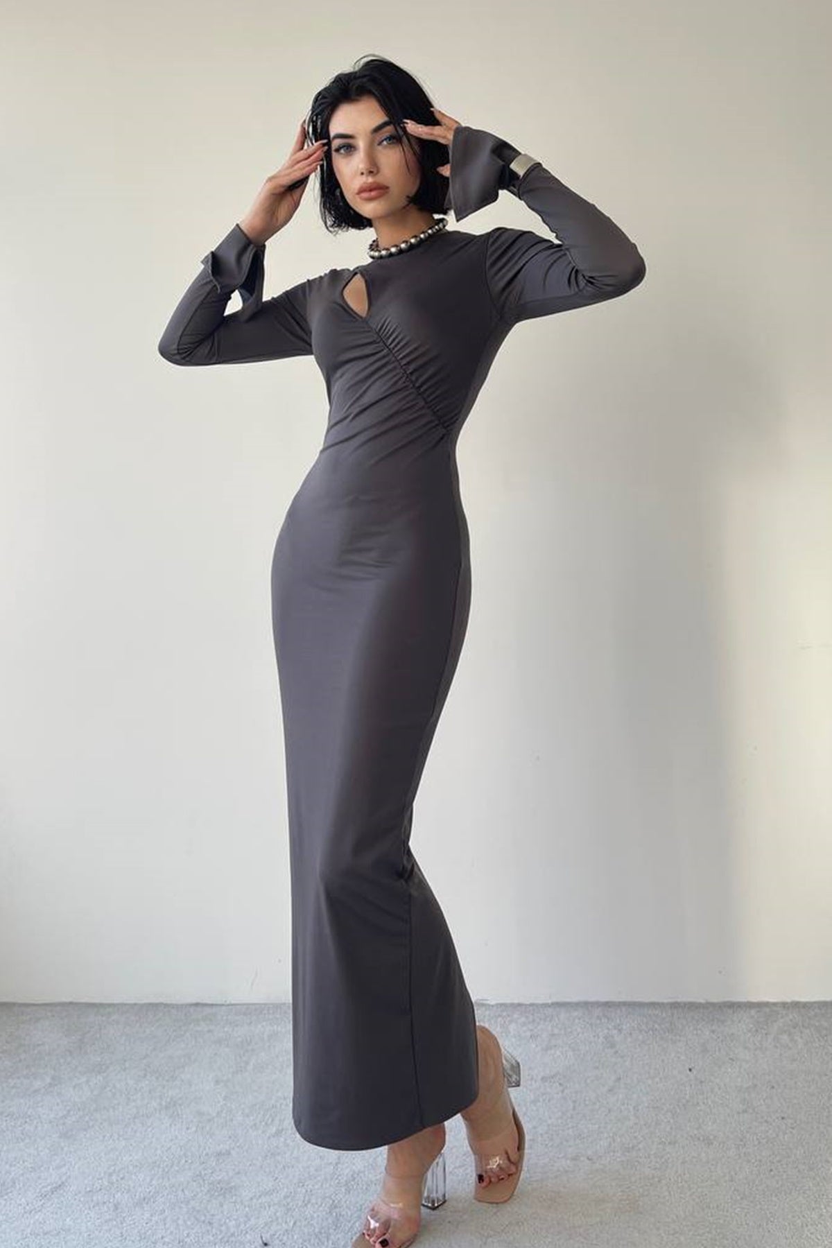 Langärmeliges Maxi-Abendkleid mit Raffungen.