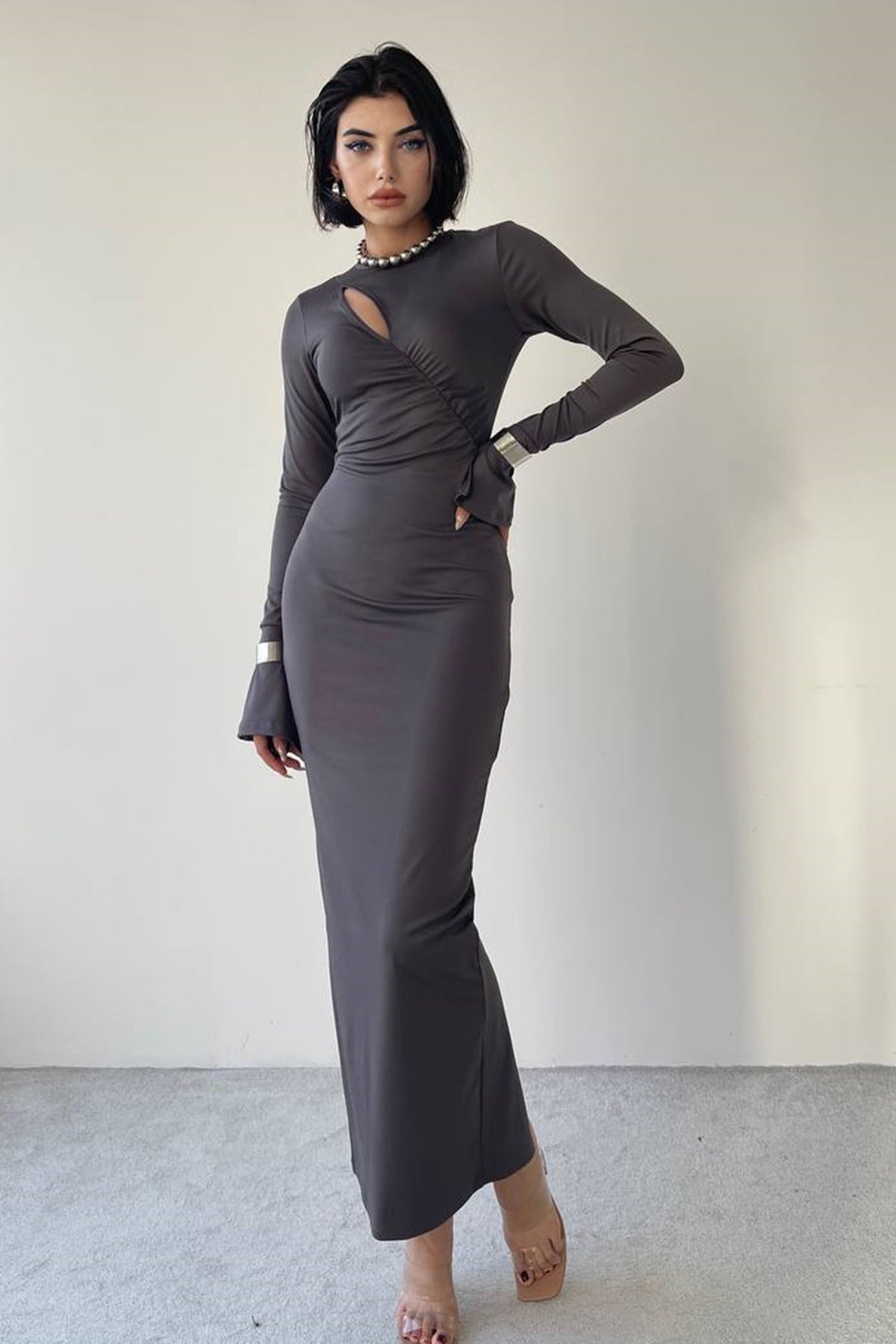 Langärmeliges Maxi-Abendkleid mit Raffungen.