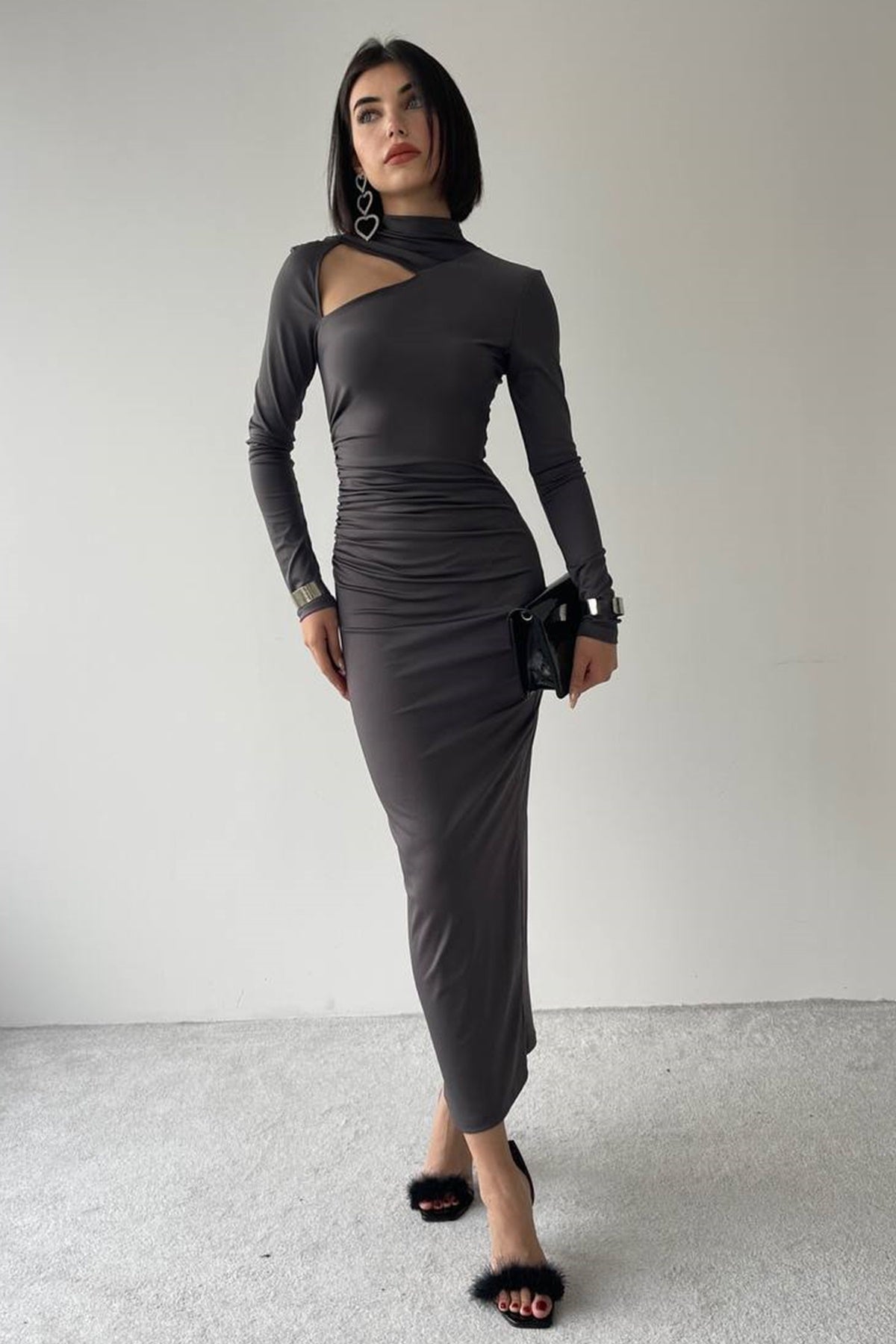 Abendkleid in Midi-Länge mit hohem Kragen und langen Ärmeln