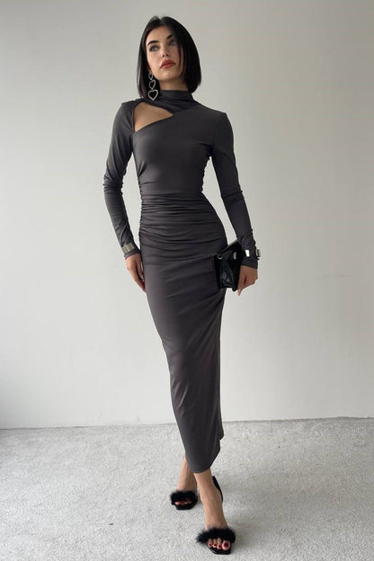 Abendkleid in Midi-Länge mit hohem Kragen und langen Ärmeln