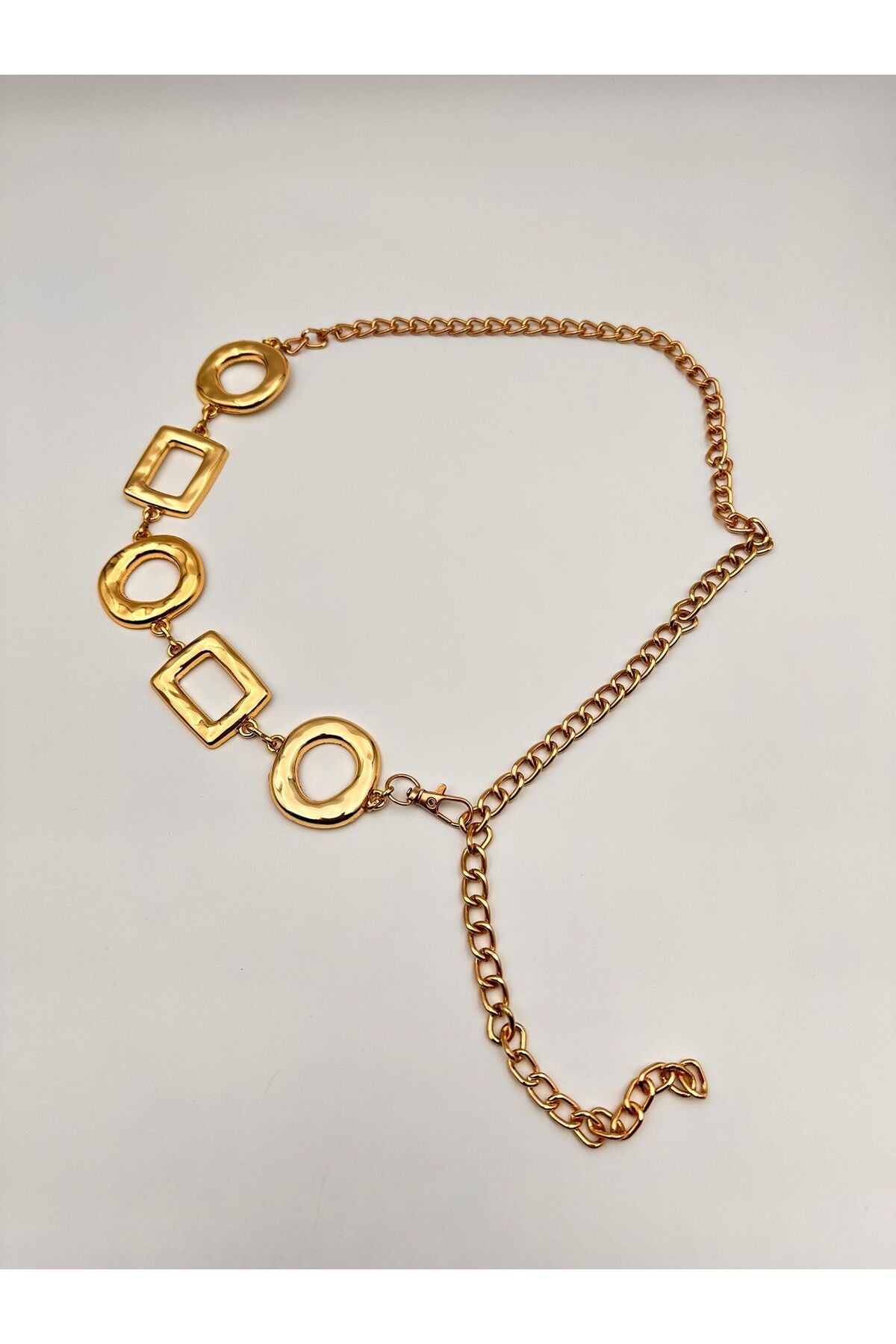 Goldkettengürtel mit Ring- und Quadratschnallendesign