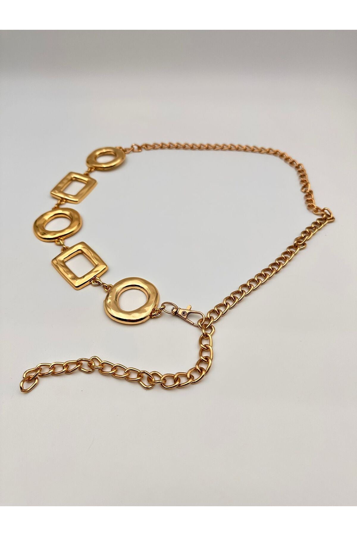 Goldkettengürtel mit Ring- und Quadratschnallendesign