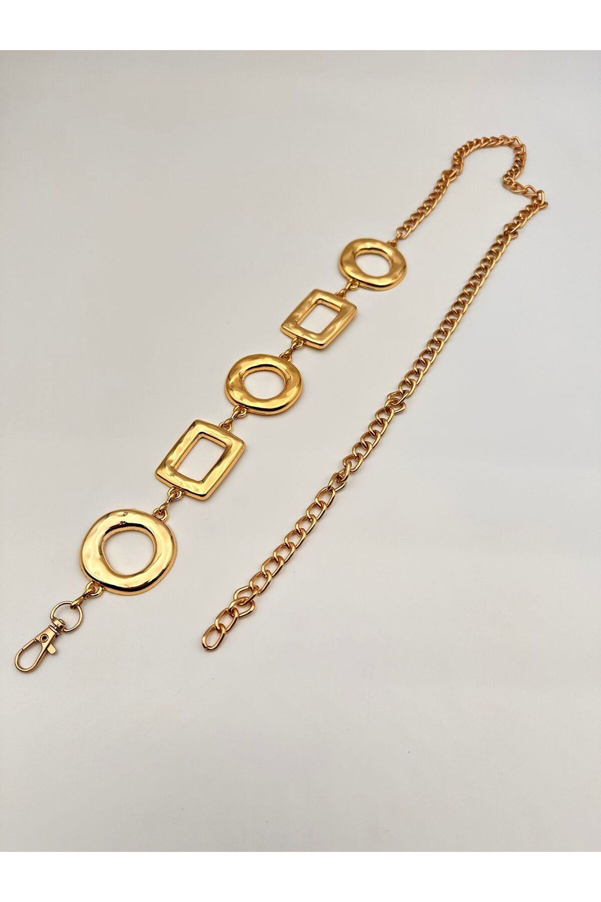 Goldkettengürtel mit Ring- und Quadratschnallendesign