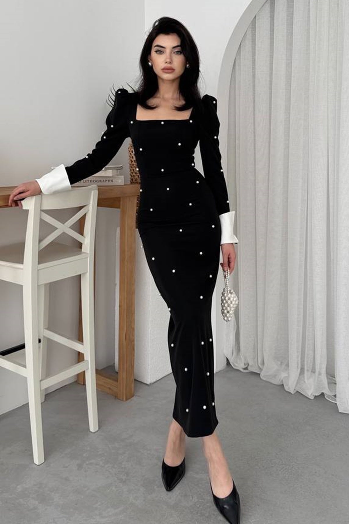 Midikleid mit eckigem Ausschnitt und Ärmeln