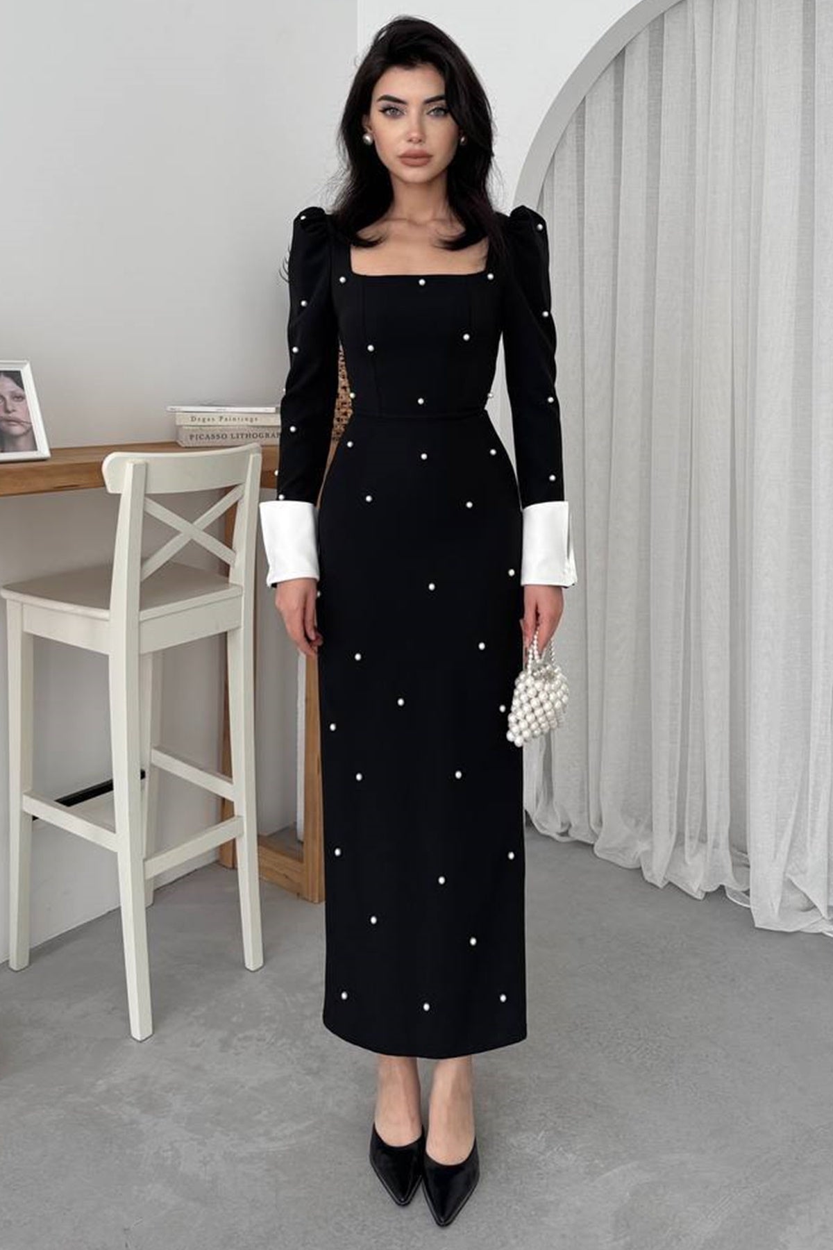 Midikleid mit eckigem Ausschnitt und Ärmeln