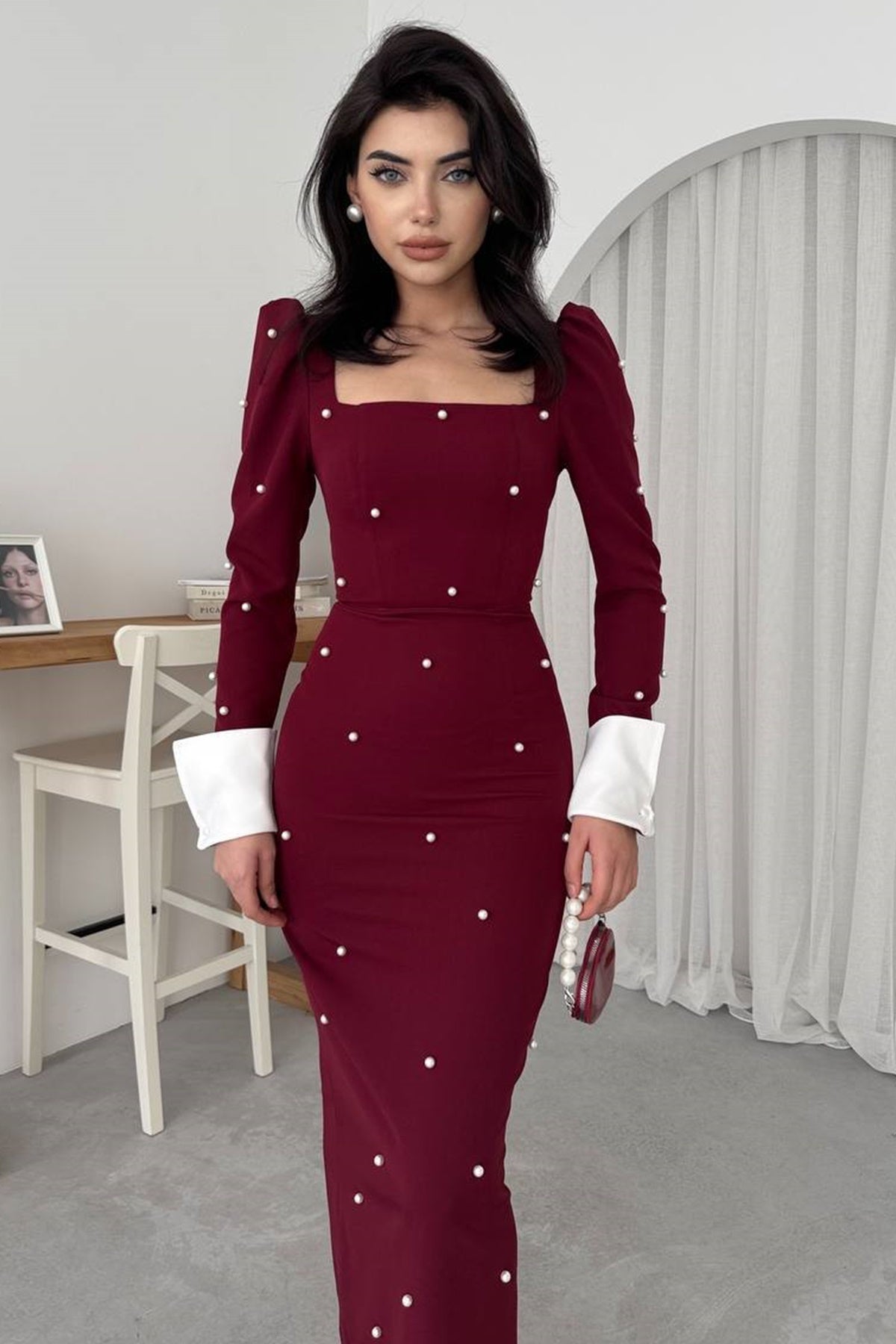 Midikleid mit eckigem Ausschnitt und Ärmeln
