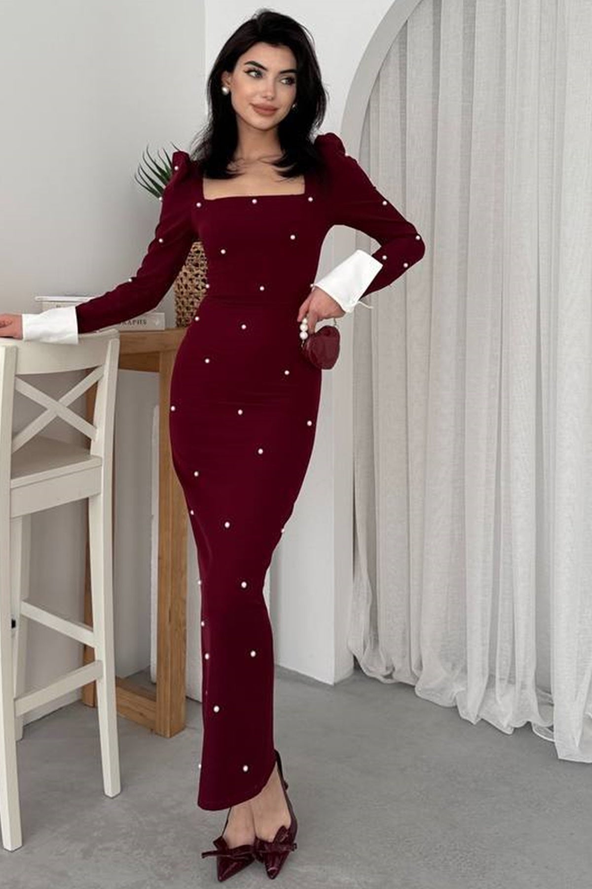 Midikleid mit eckigem Ausschnitt und Ärmeln