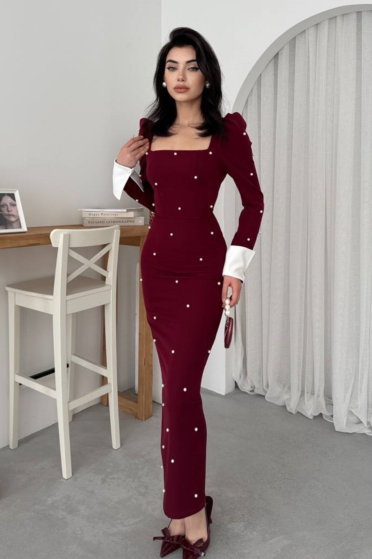 Midikleid mit eckigem Ausschnitt und Ärmeln