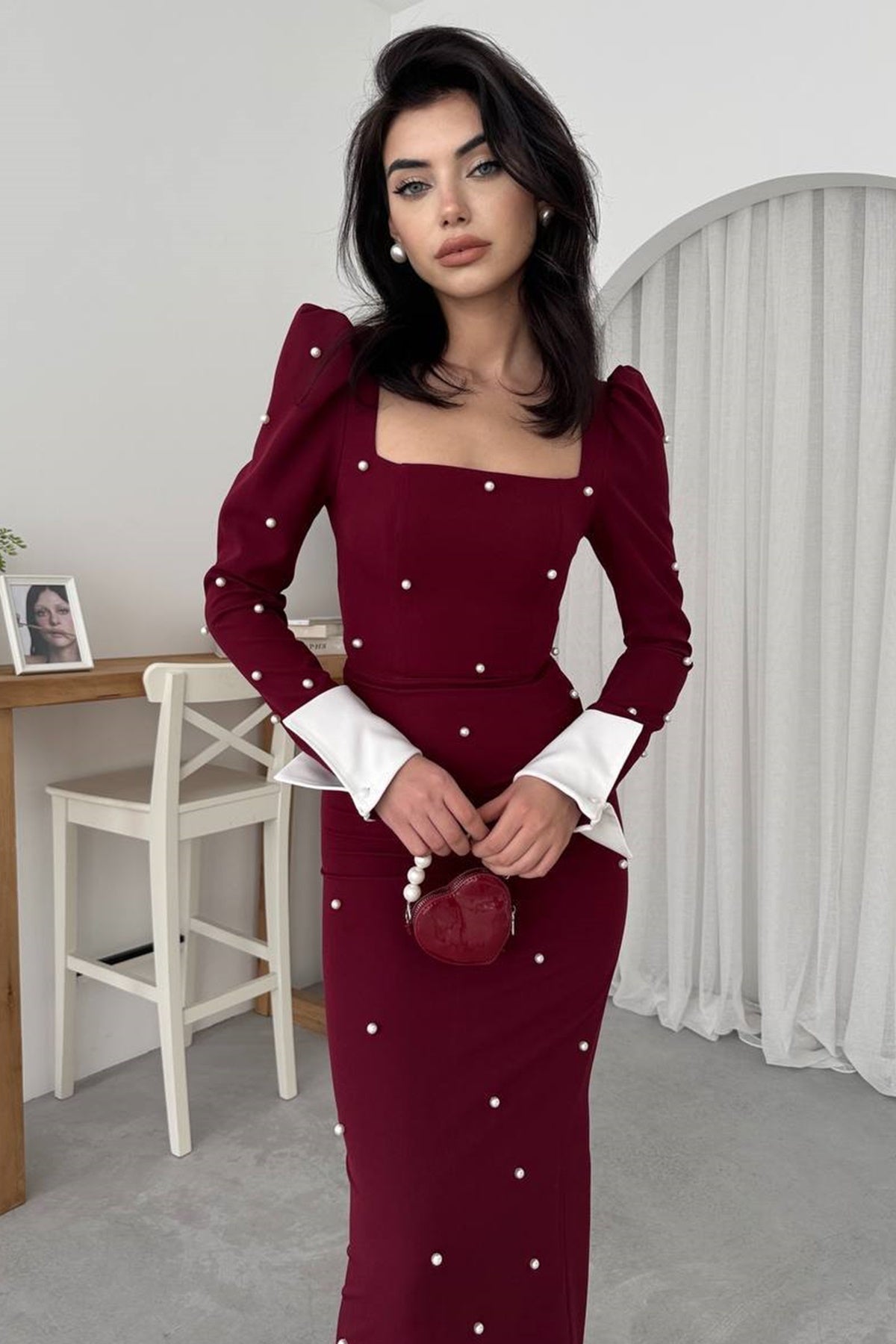 Midikleid mit eckigem Ausschnitt und Ärmeln