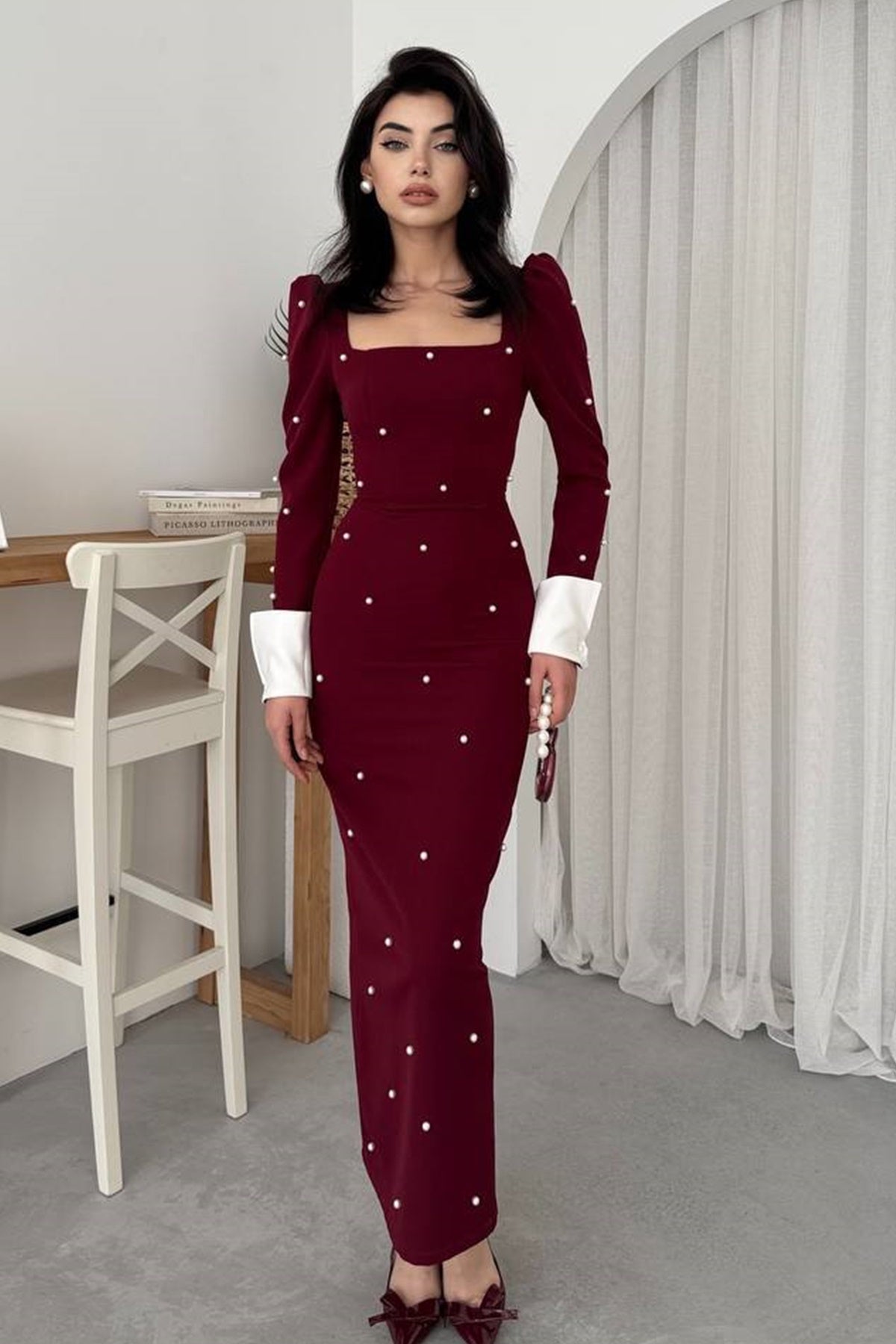 Midikleid mit eckigem Ausschnitt und Ärmeln