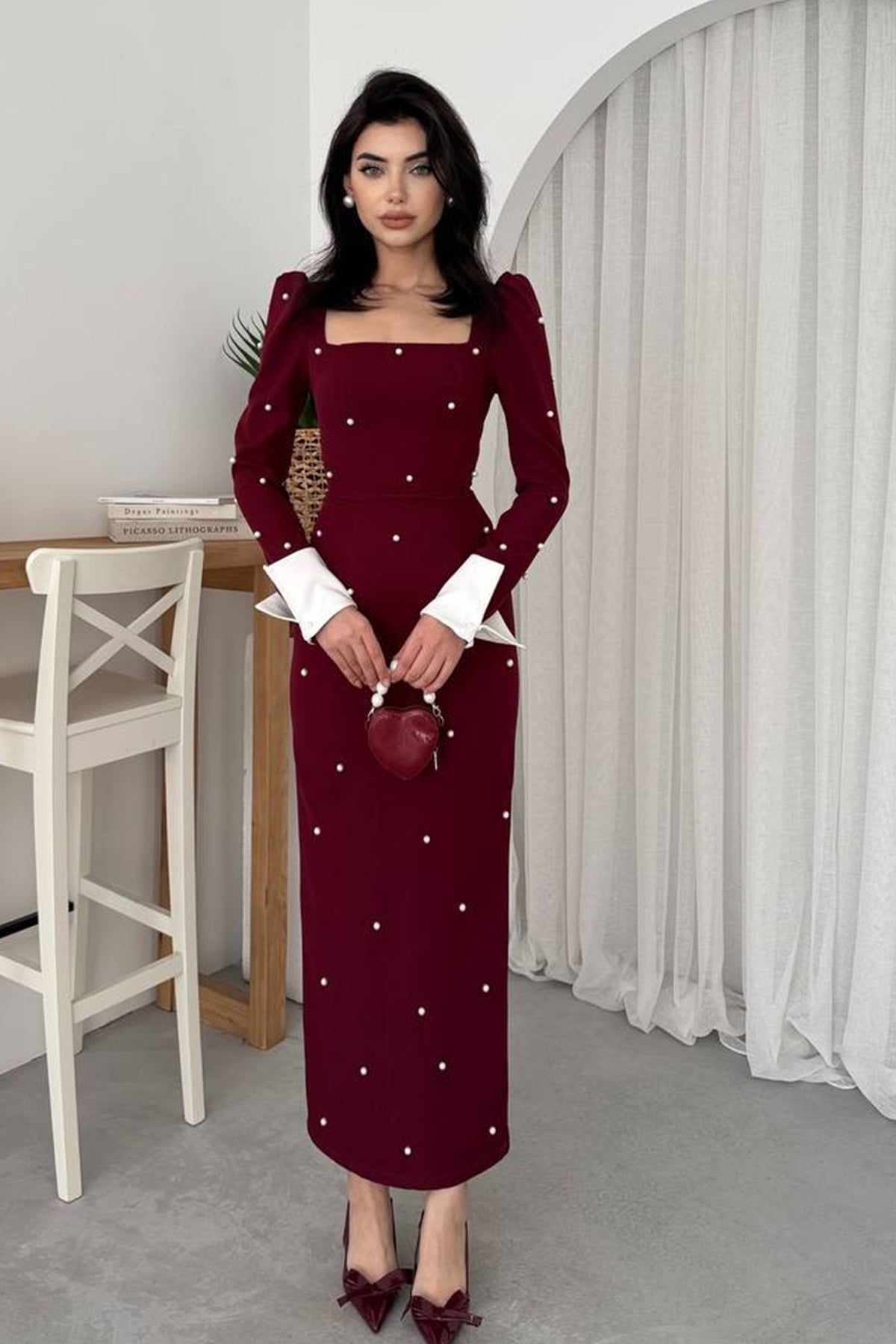 Midikleid mit eckigem Ausschnitt und Ärmeln