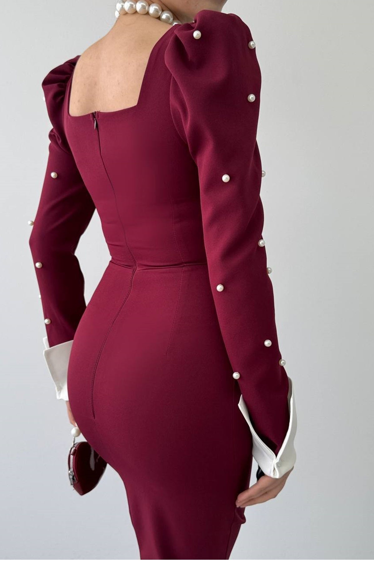Midikleid mit eckigem Ausschnitt und Ärmeln