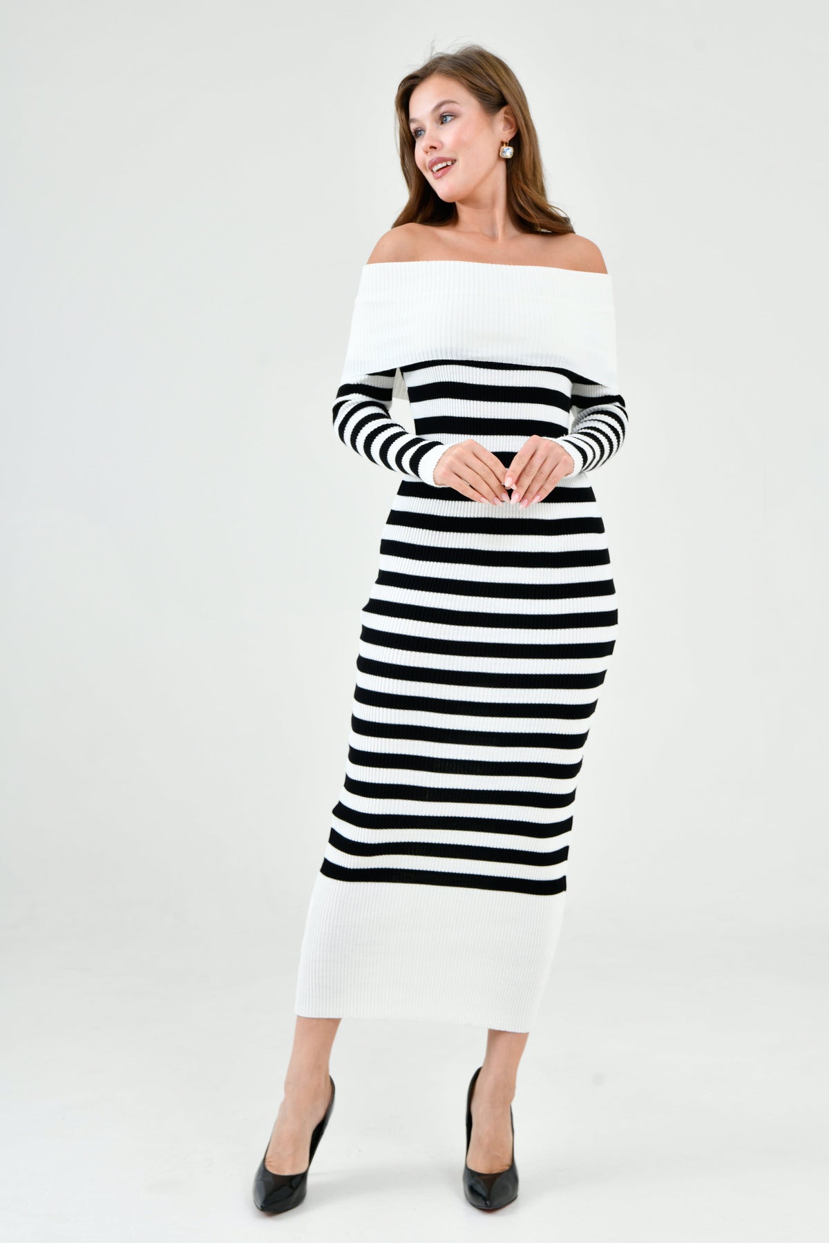 Madonna Neck Langarm-Strickkleid mit Streifen, Midi-Länge