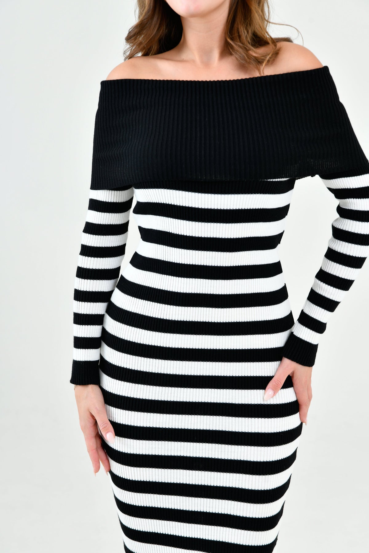 Madonna Neck Langarm-Strickkleid mit Streifen, Midi-Länge
