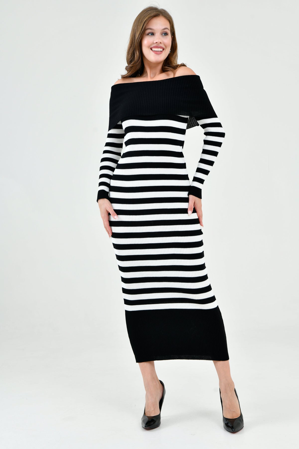 Madonna Neck Langarm-Strickkleid mit Streifen, Midi-Länge