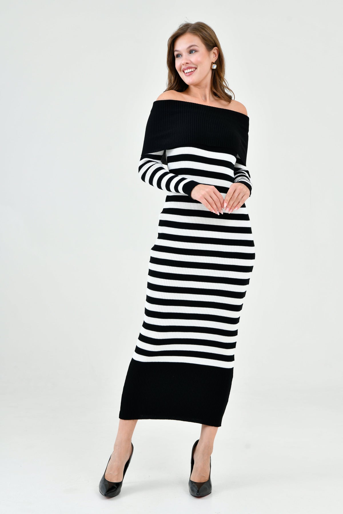 Madonna Neck Langarm-Strickkleid mit Streifen, Midi-Länge