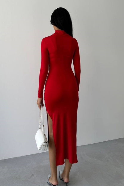 Midi-Abendkleid mit halblangem Rollkragen und Schlitz