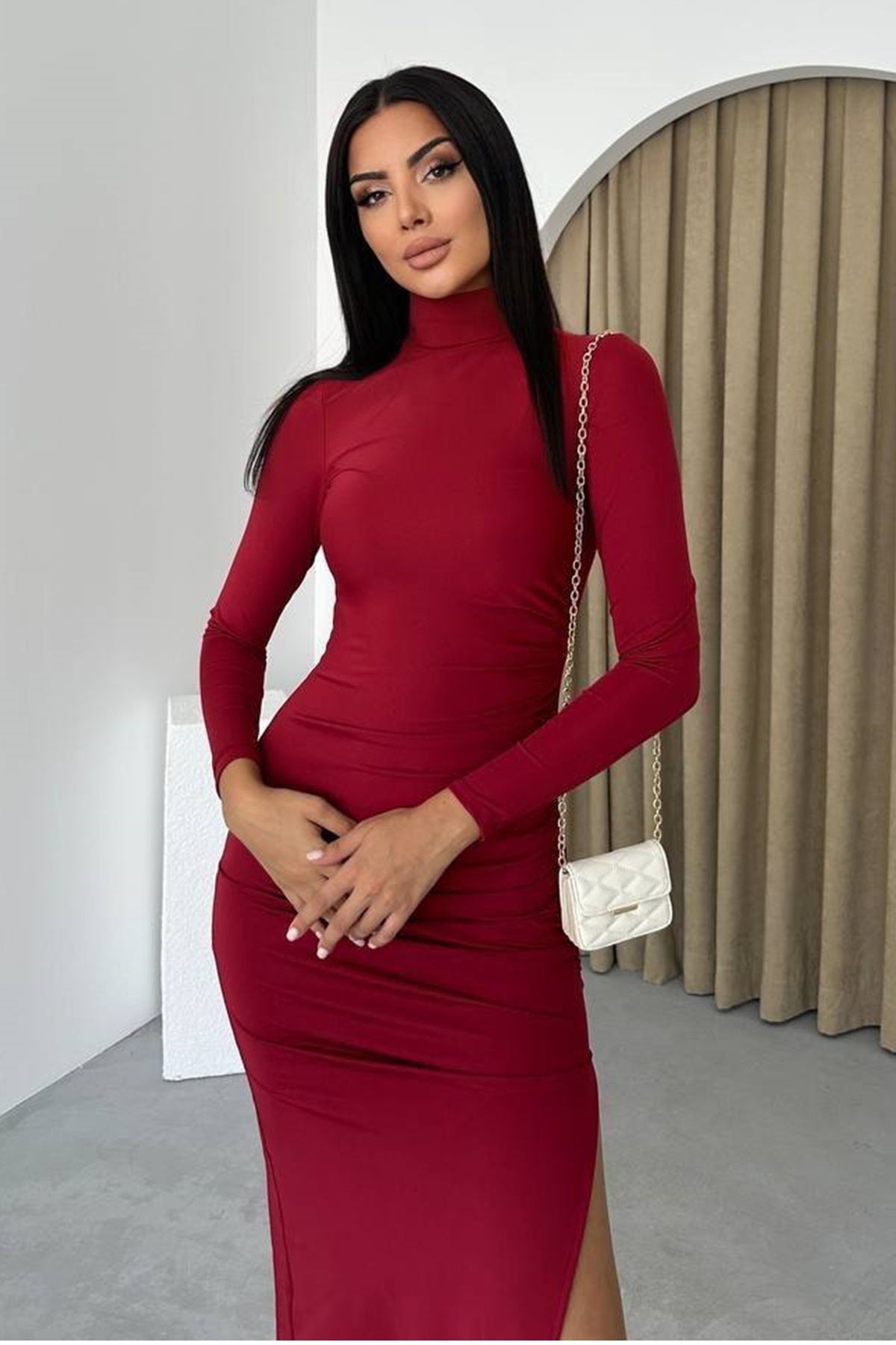 Midi-Abendkleid mit halblangem Rollkragen und Schlitz