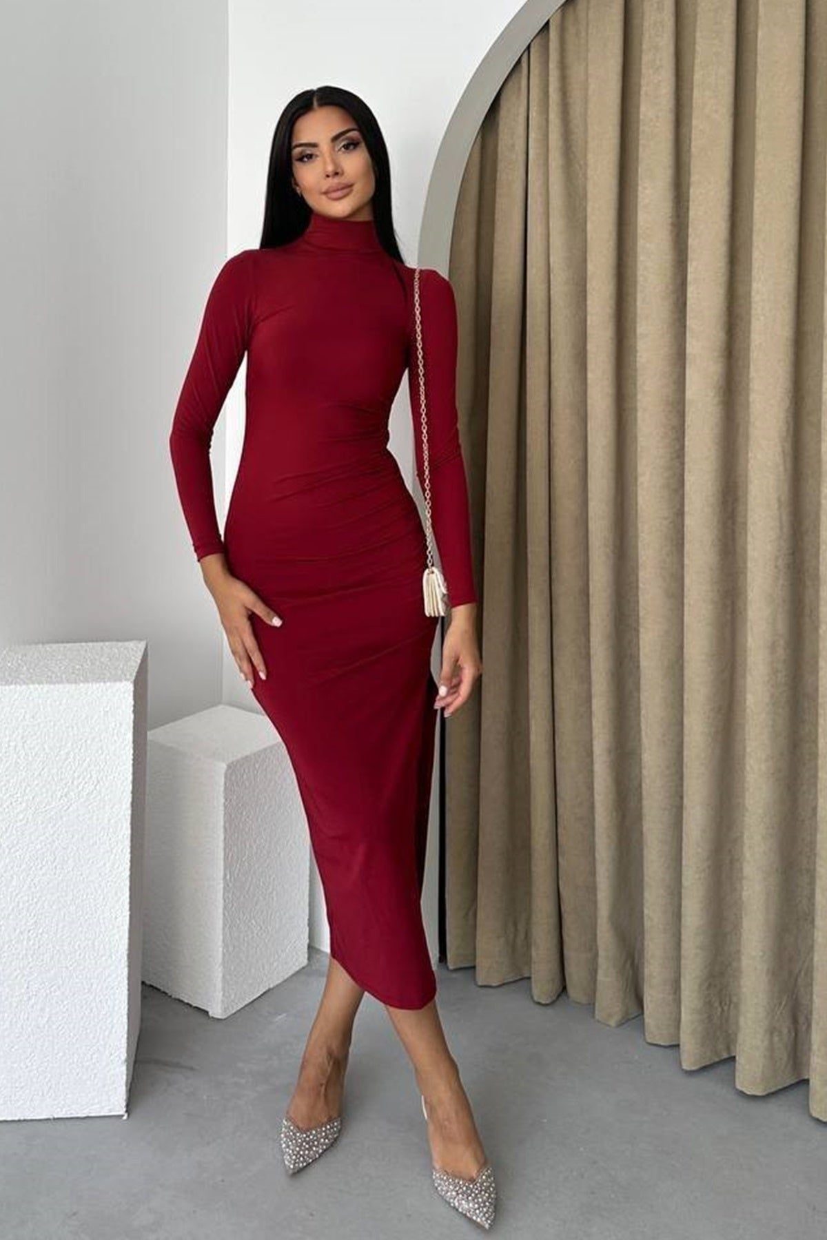 Midi-Abendkleid mit halblangem Rollkragen und Schlitz